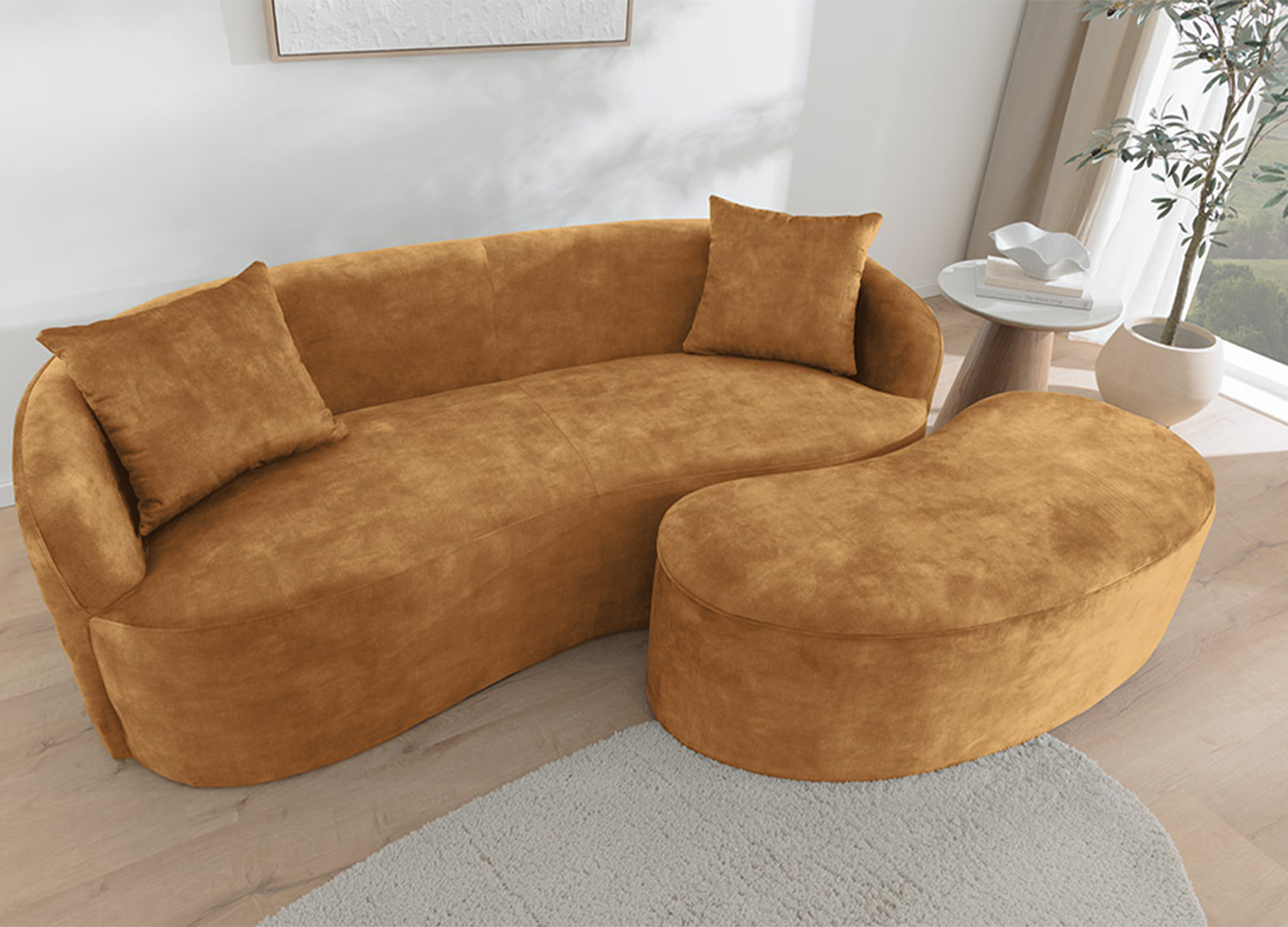 Banquette SOLANE en velours moutarde avec canapé assorti dans un salon contemporain