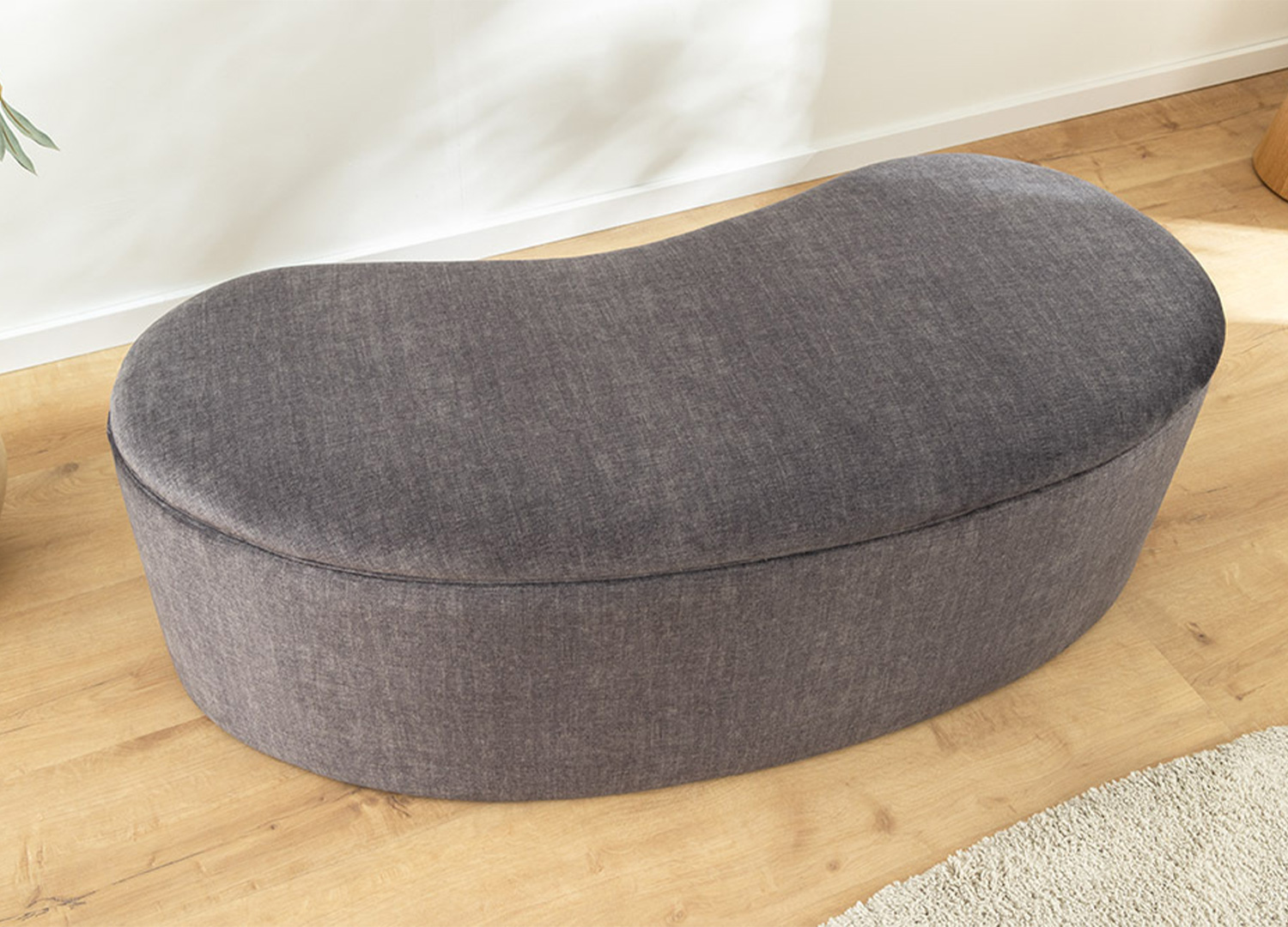 Vue de haut de la banquette SOLANE gris graphite avec forme organique type haricot