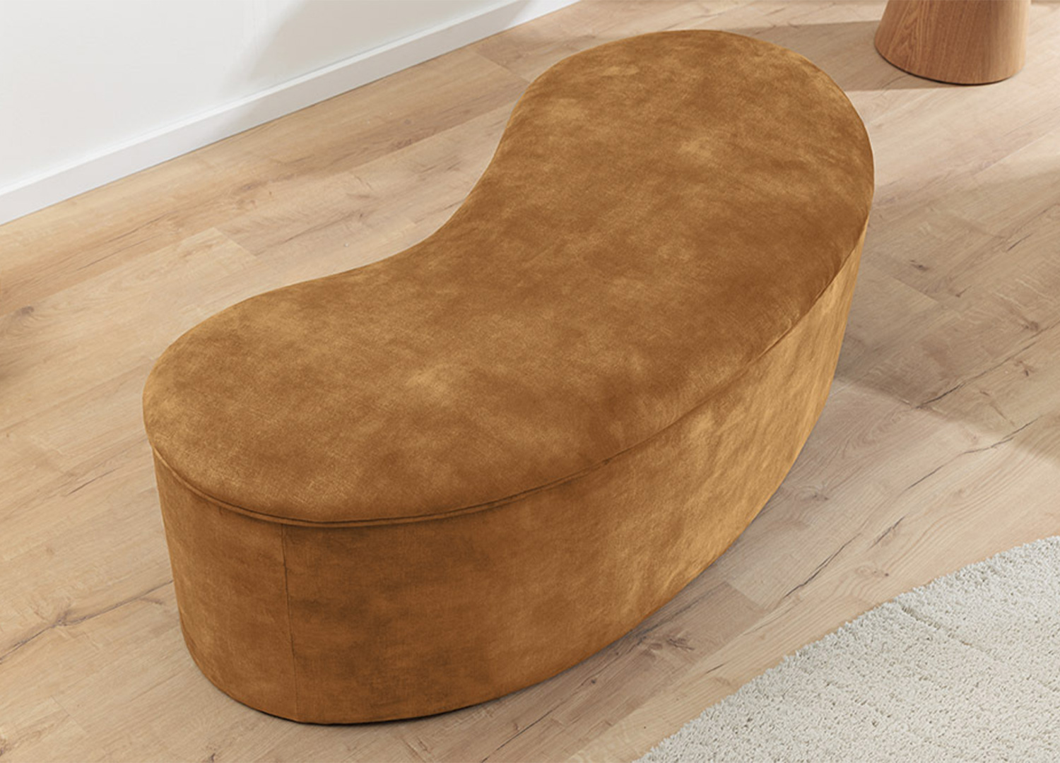 Vue de dessus de la banquette SOLANE en forme organique haricot et velours moutarde