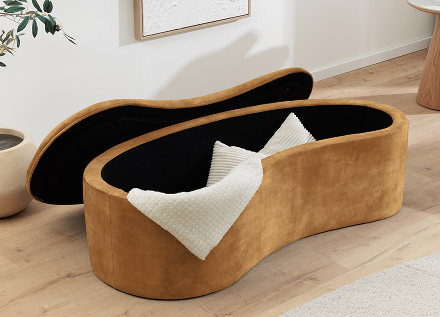 Grand coffre de rangement ouvert sous l’assise de la banquette SOLANE en velours moutarde