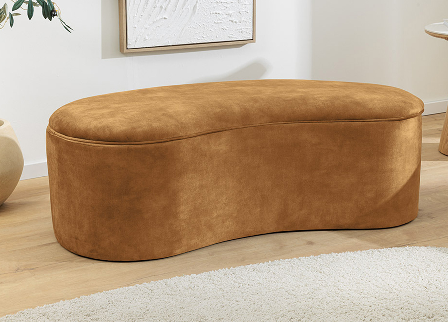 Banquette SOLANE 120 cm en velours moutarde vue de face avec forme organique arrondie