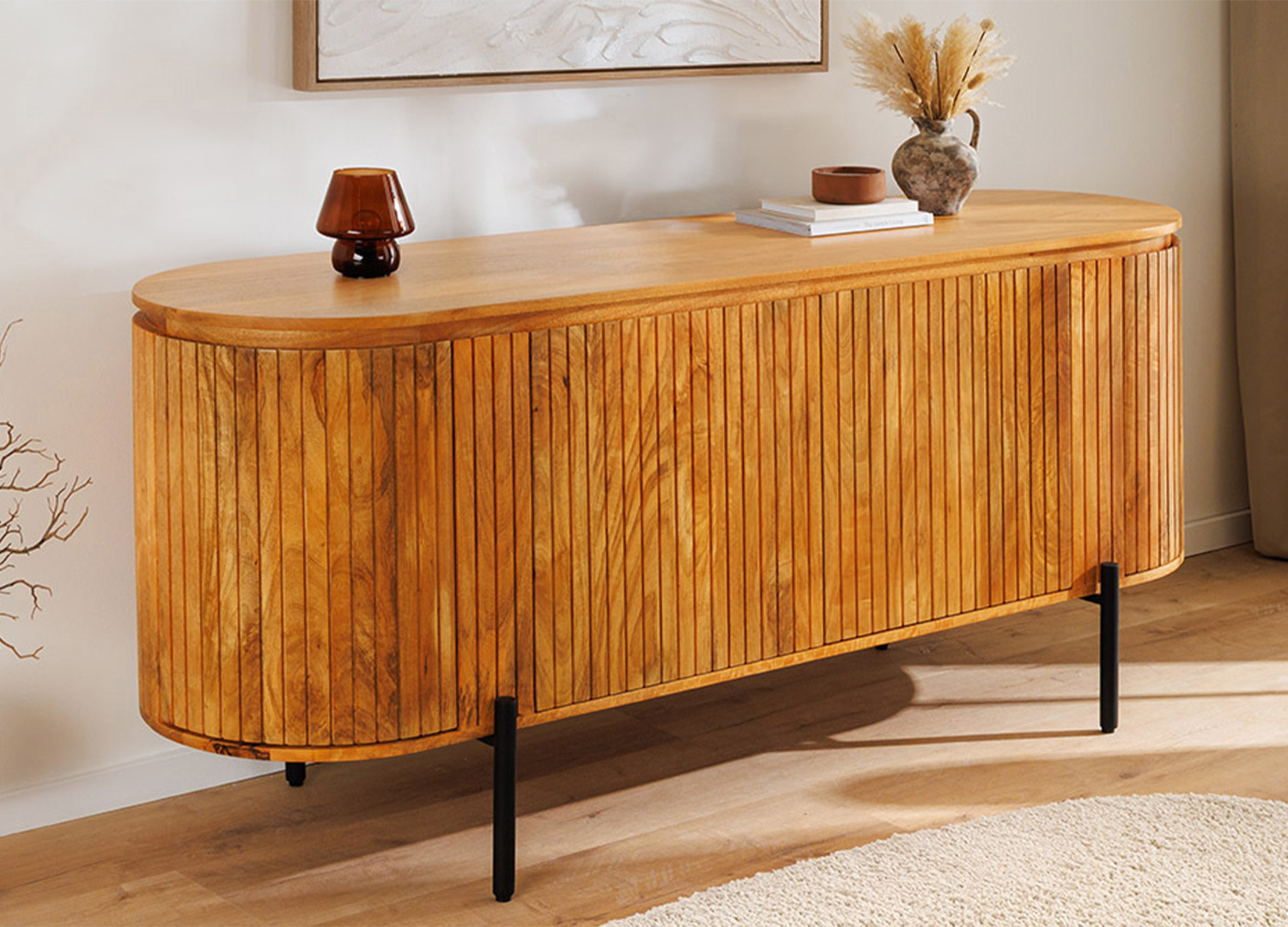 Buffet NAORI 160 cm en manguier massif naturel avec côtés arrondis et façade texturée