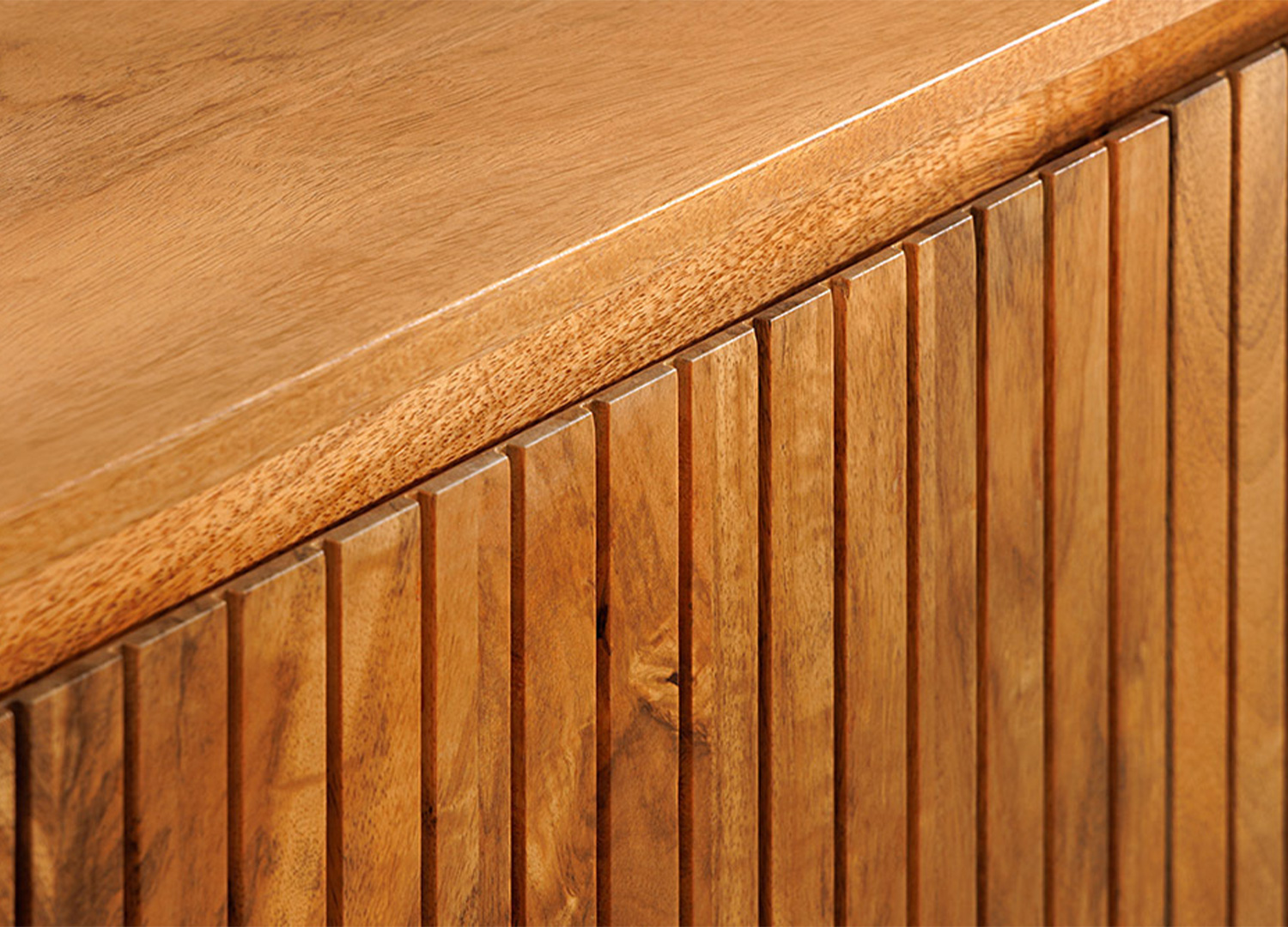 Zoom sur la façade à lamelles verticales du buffet NAORI en bois de manguier