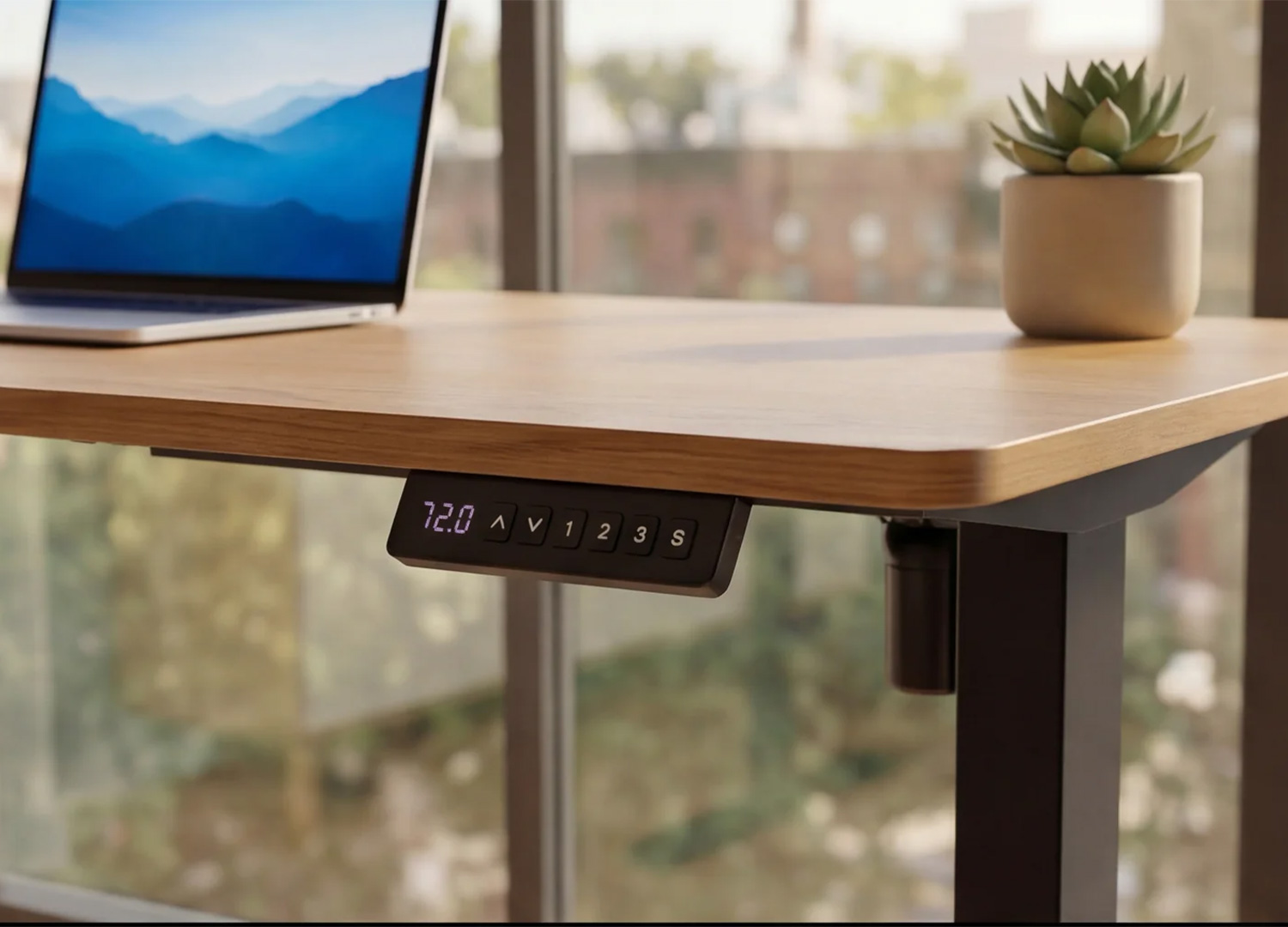 Zoom sur le boîtier digital du bureau ALTO 120 cm avec touches mémoire pour régler la hauteur
