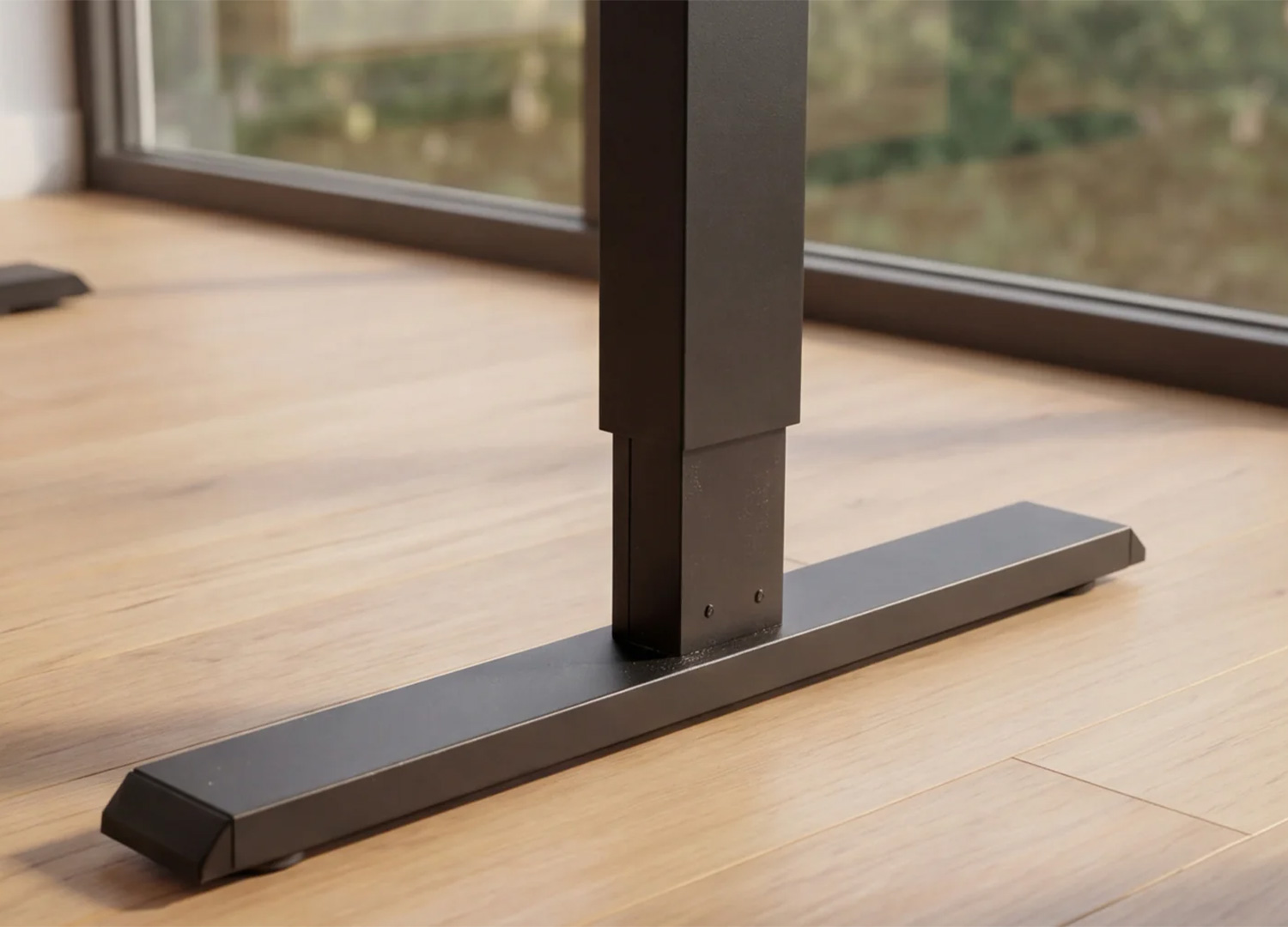 Détail du pied en métal noir du bureau ALTO 120 cm avec patins de mise à niveau