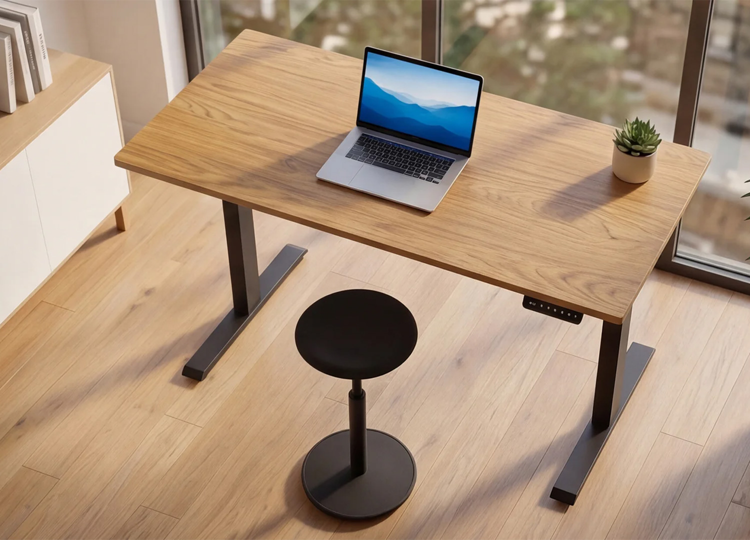Vue de dessus du bureau ALTO 120 cm réglable en hauteur avec plateau finition chêne naturel et poste de travail épuré