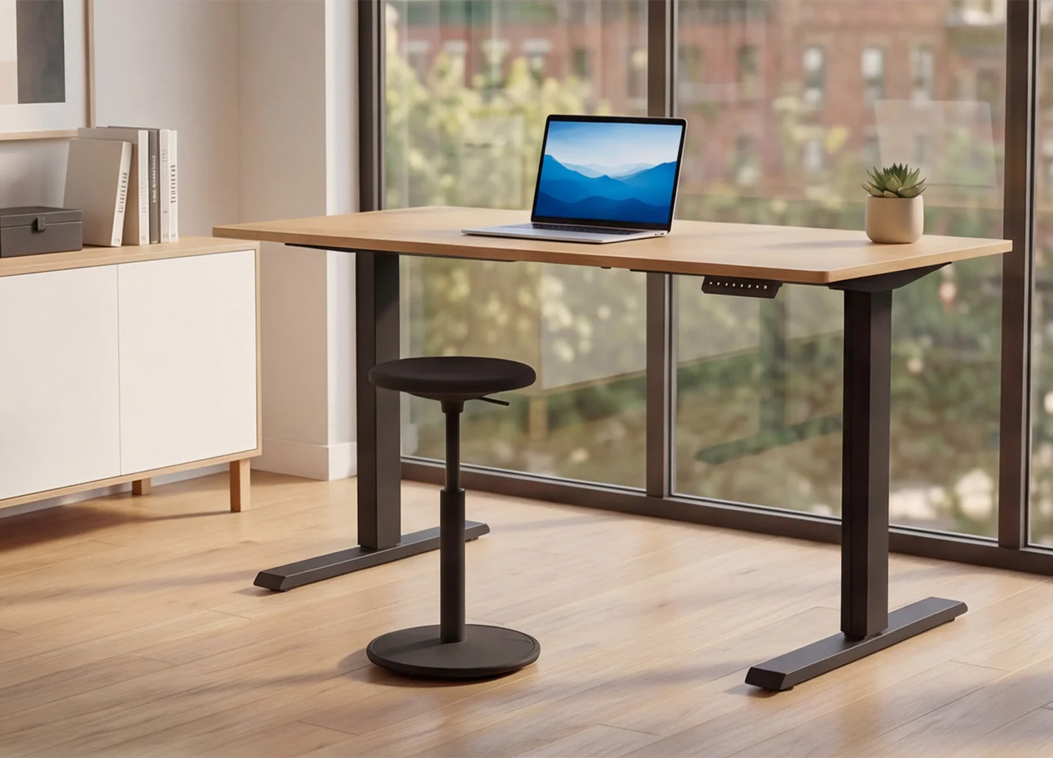 Vue de face du bureau ALTO 120 cm réglable en hauteur avec tabouret et boîtier de commande discret