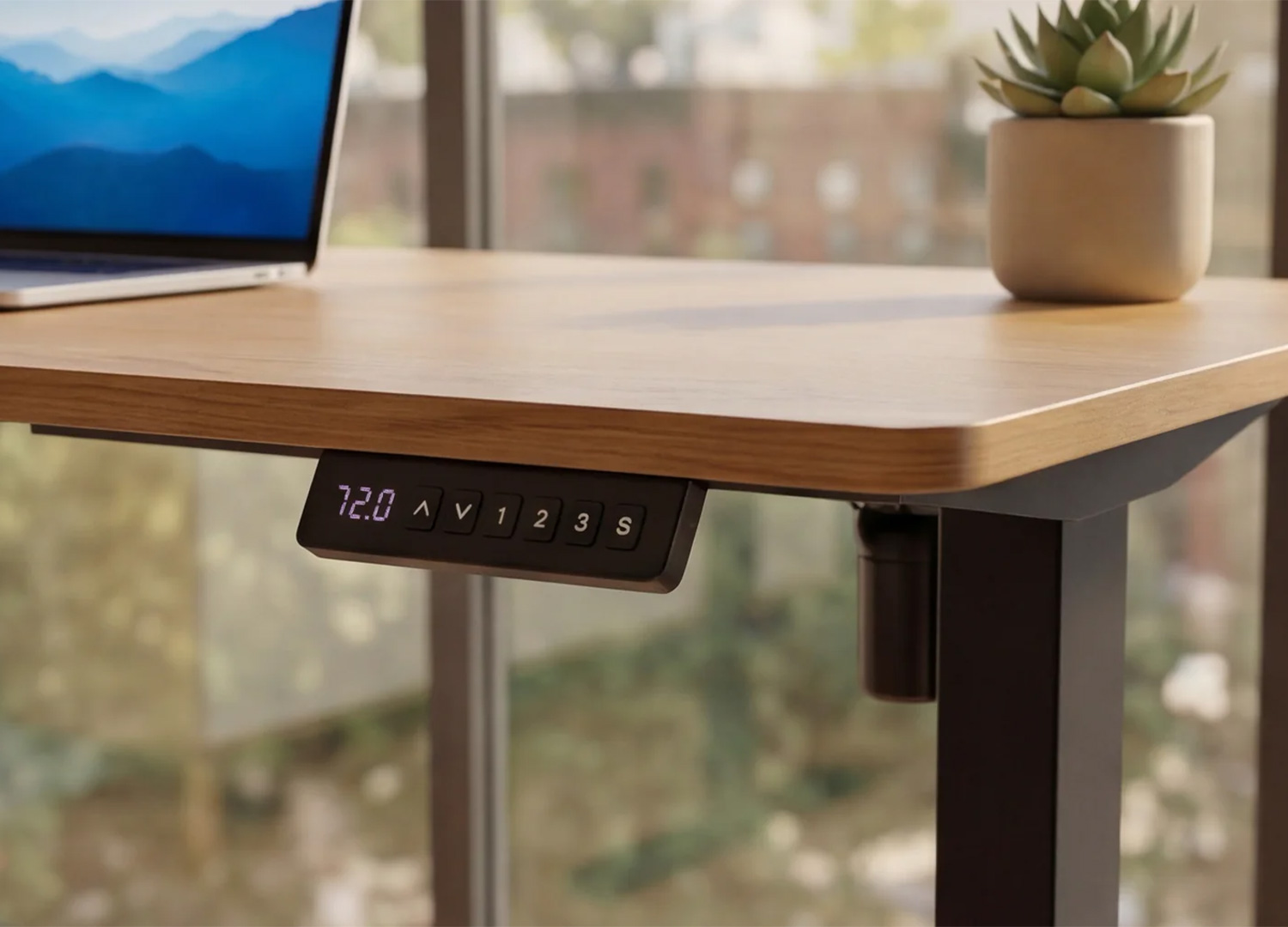 Zoom sur le boîtier digital du bureau ALTO 140 cm avec touches mémoire pour régler la hauteur