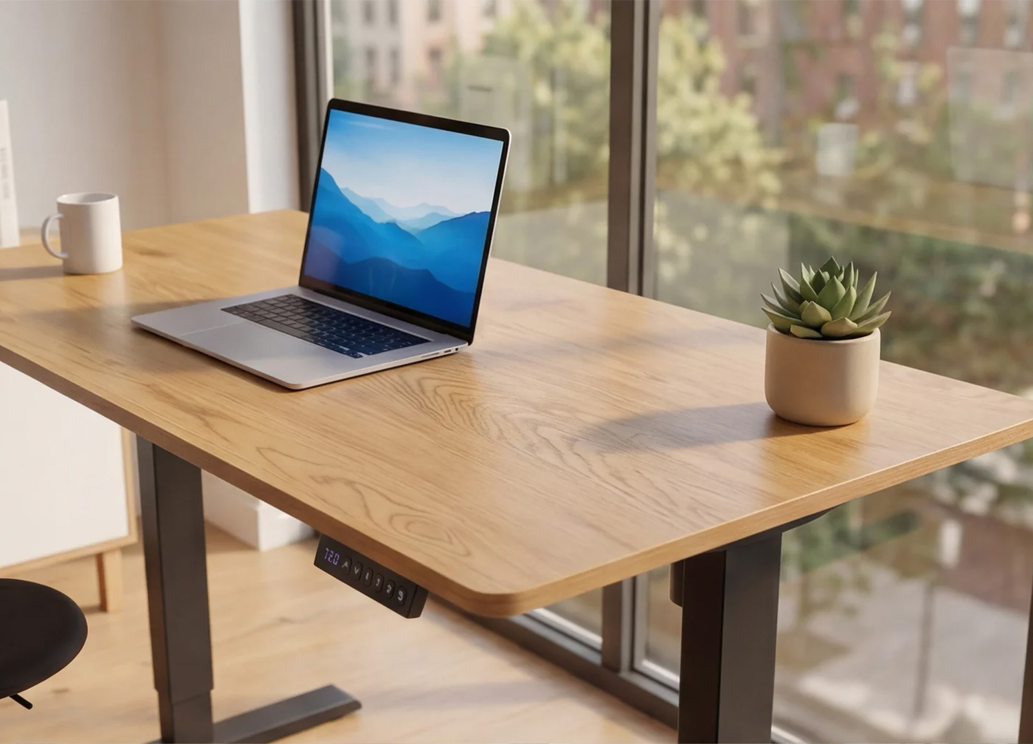 Plateau finition chêne naturel du bureau ALTO 140 cm avec ordinateur portable et plante décorative