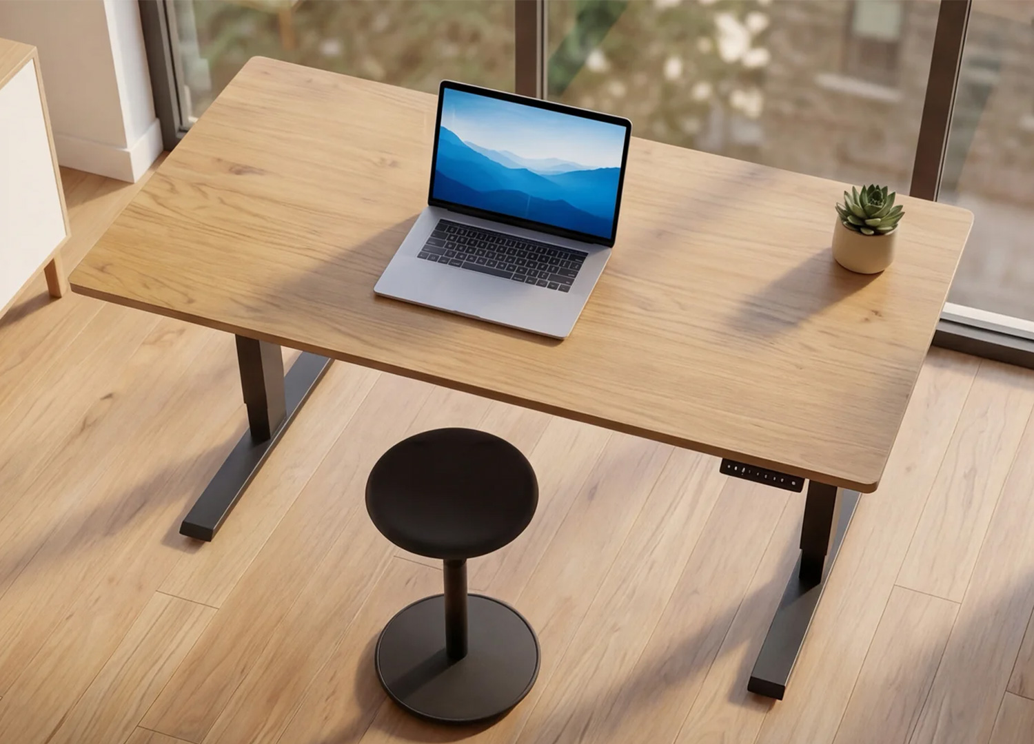 Vue de dessus du bureau ALTO 140 cm avec plateau finition chêne naturel et poste de travail organisé