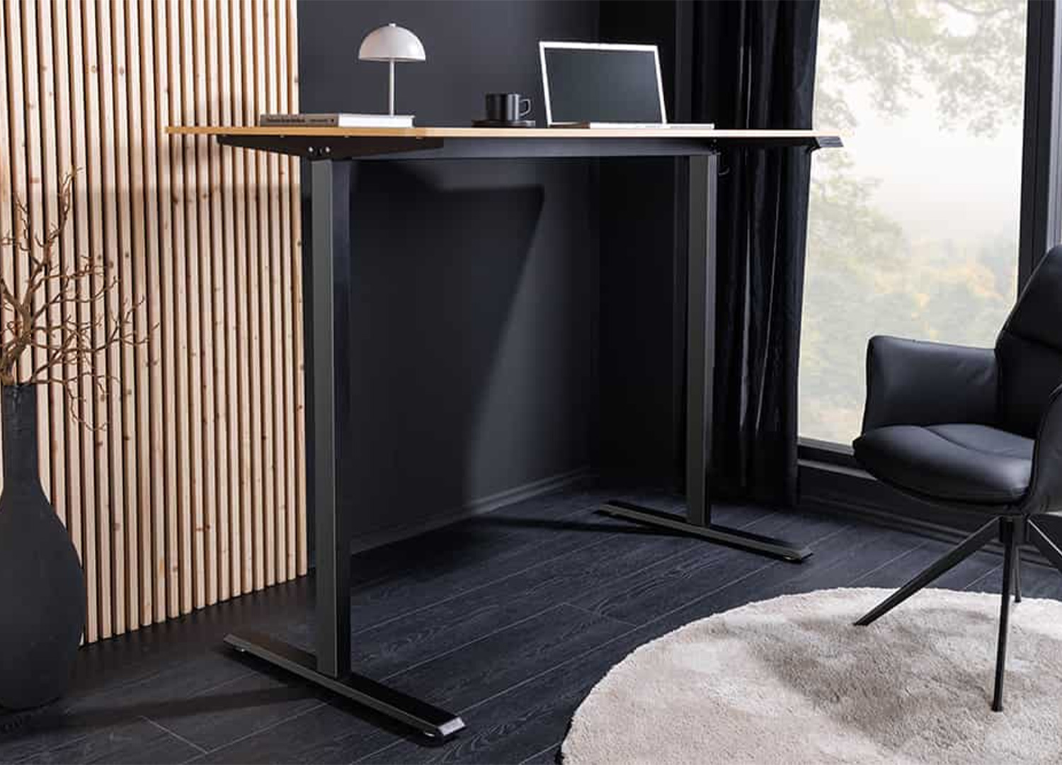 Bureau ALTO réglable électriquement en hauteur dans un espace home office avec ordinateur portable