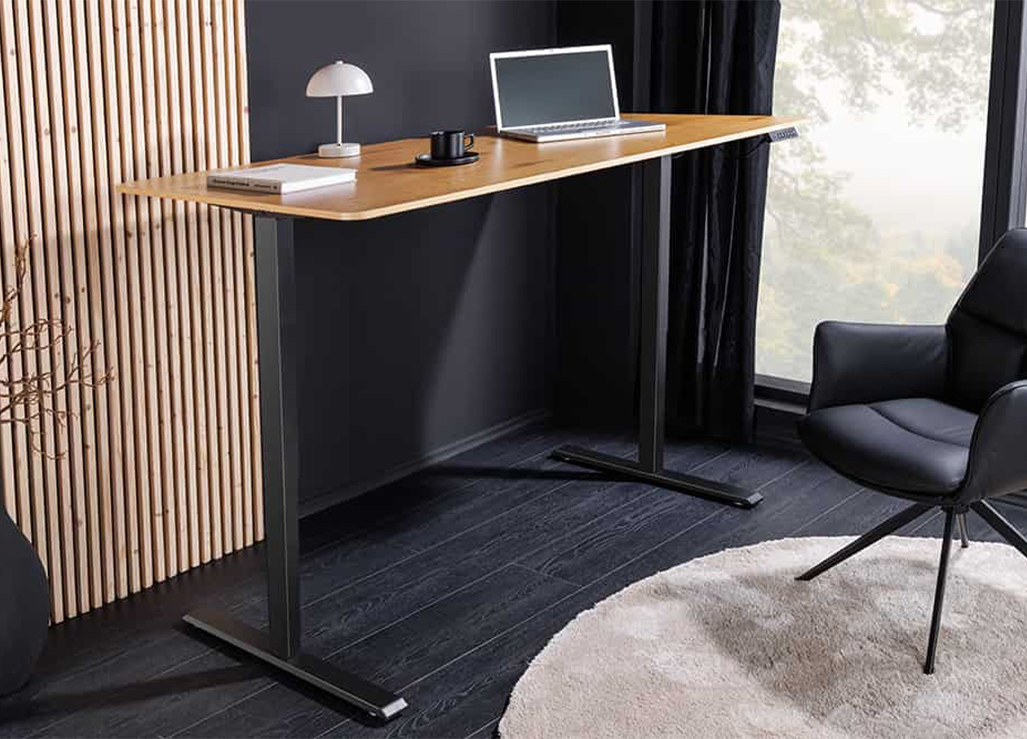 Poste de travail ergonomique avec bureau ALTO assis-debout, ordinateur et chaise de bureau noire
