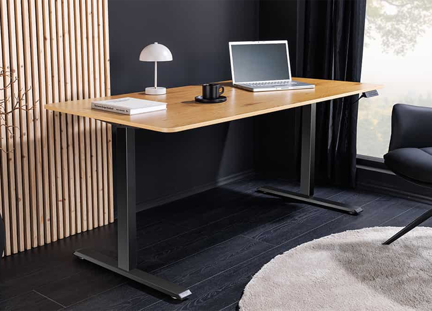 Vue de côté du bureau ALTO avec structure en métal noir et plateau finition chêne naturel