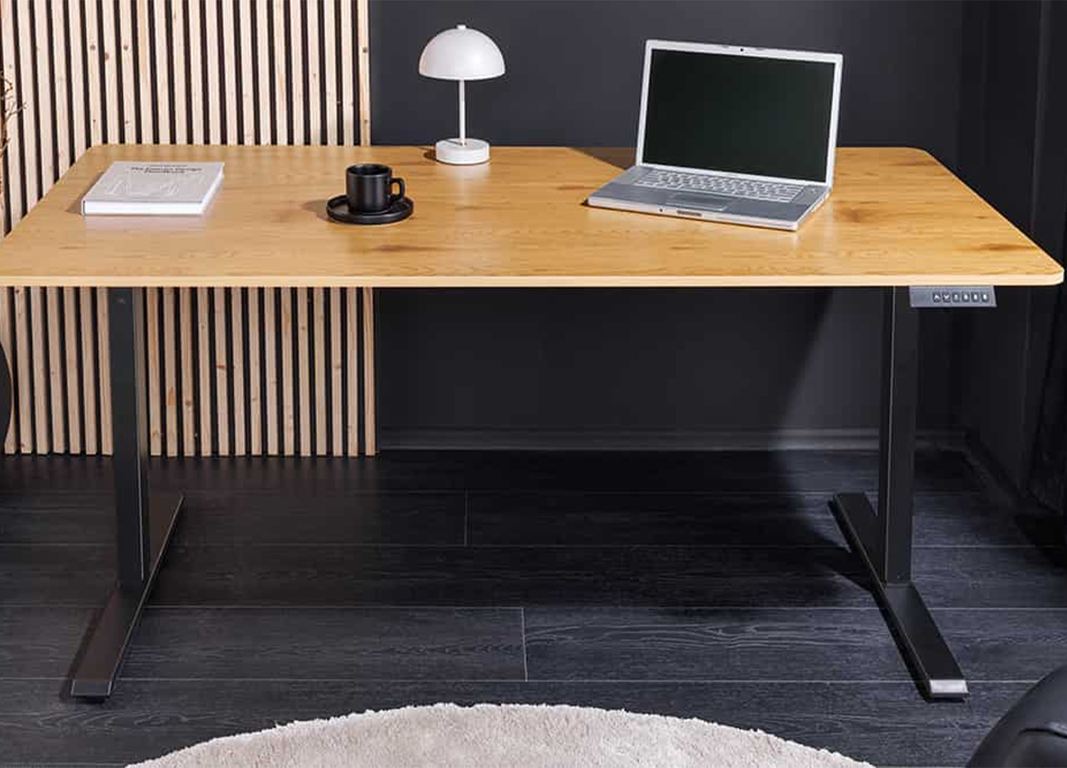 Vue de face du bureau assis-debout ALTO avec design épuré bois naturel et métal noir