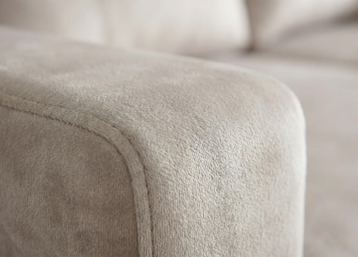Détail du velours beige doux du canapé d’angle MALO
