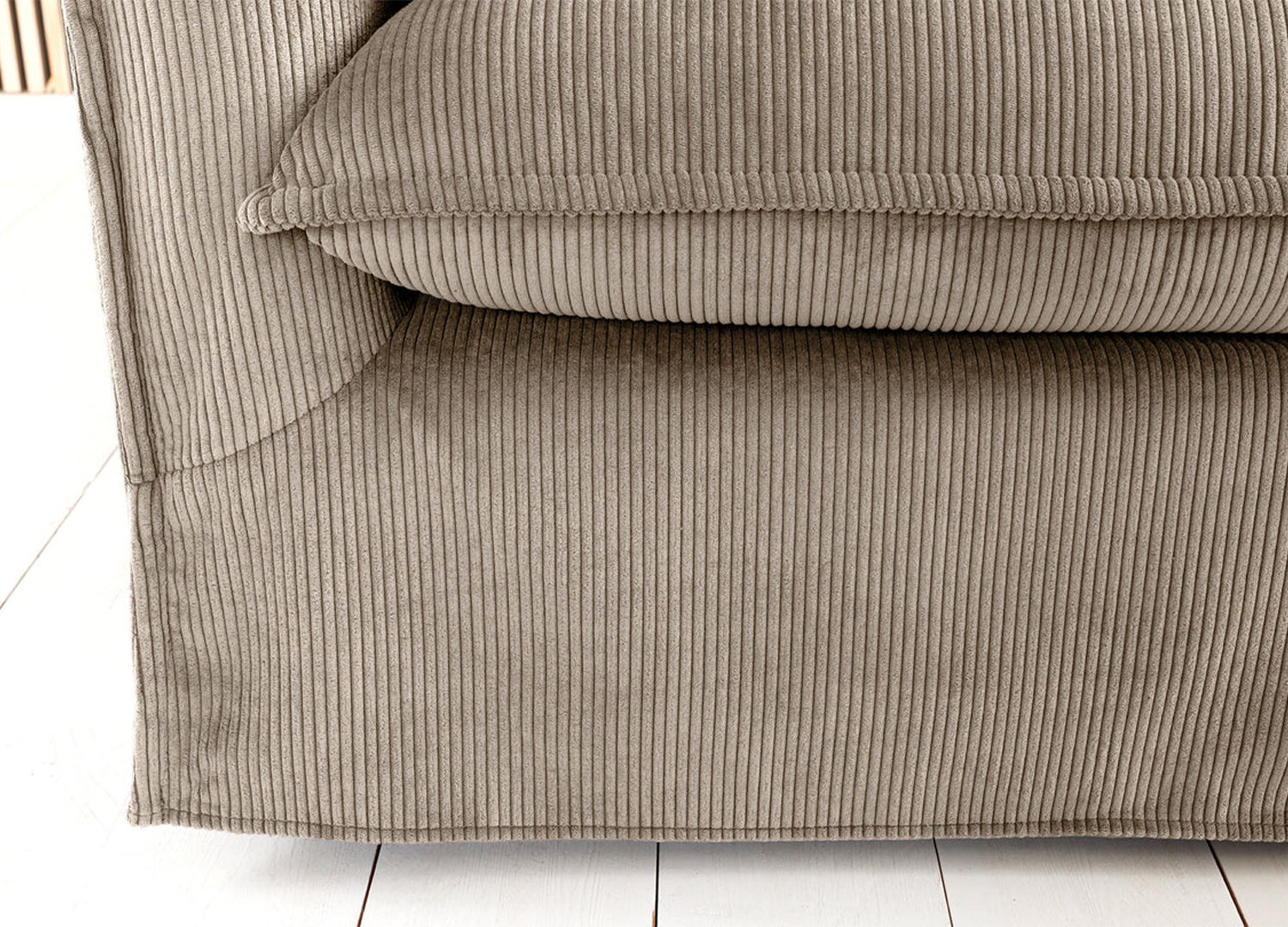 Zoom sur le tissu velours côtelé greige du canapé MILO 3 places
