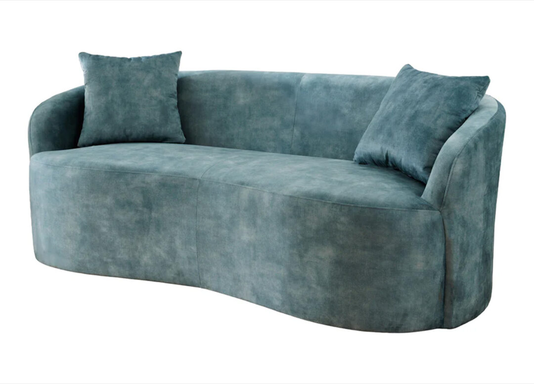 Canapé SOLANE 180 cm bleu pétrole en velours avec deux coussins décoratifs sur fond blanc