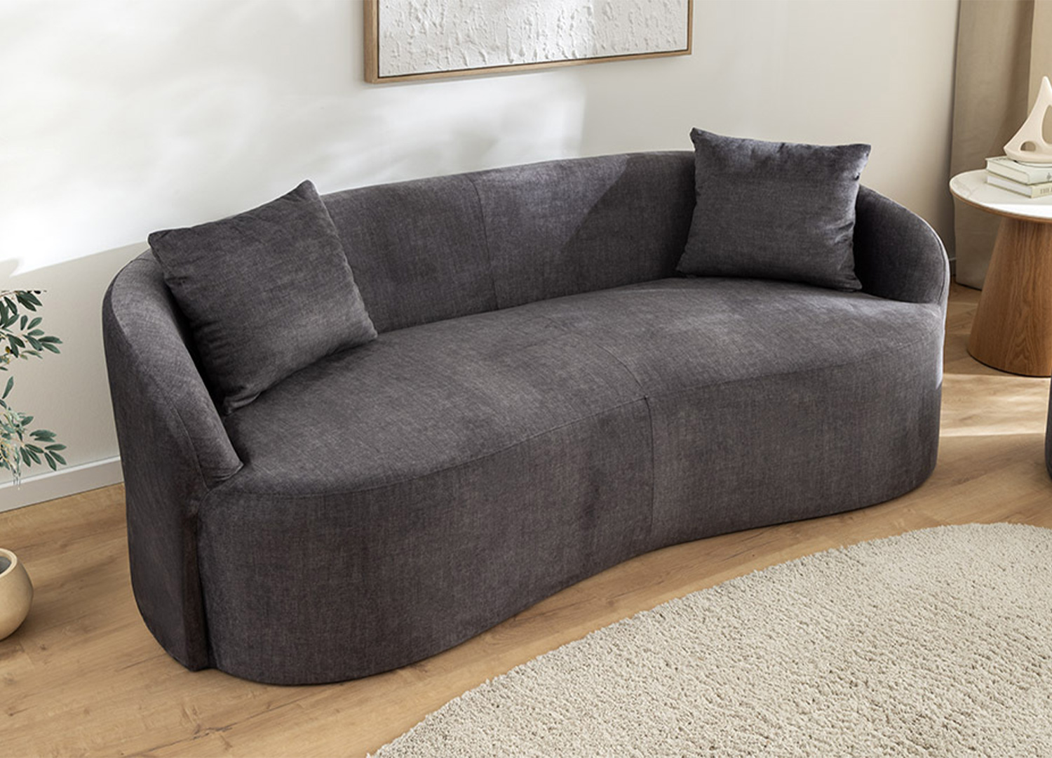 Canapé SOLANE 180 cm gris graphite avec forme organique arrondie dans un salon moderne