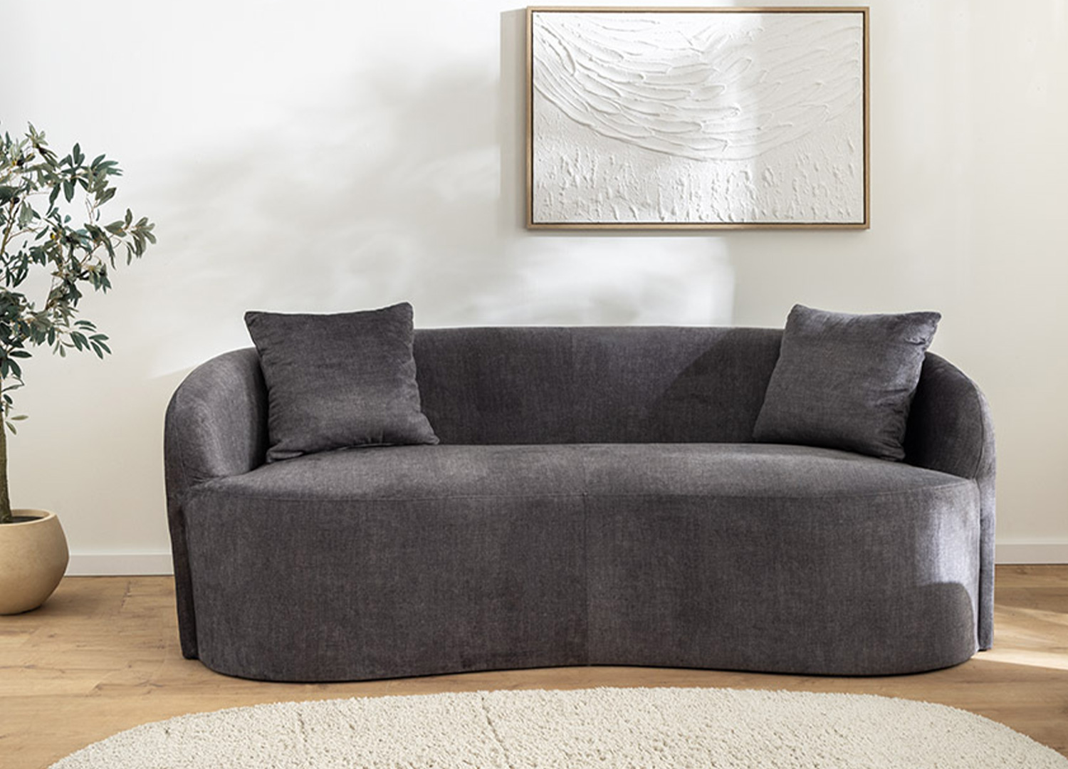 Canapé SOLANE 2 places en velours gris graphite vue de face avec coussins inclus