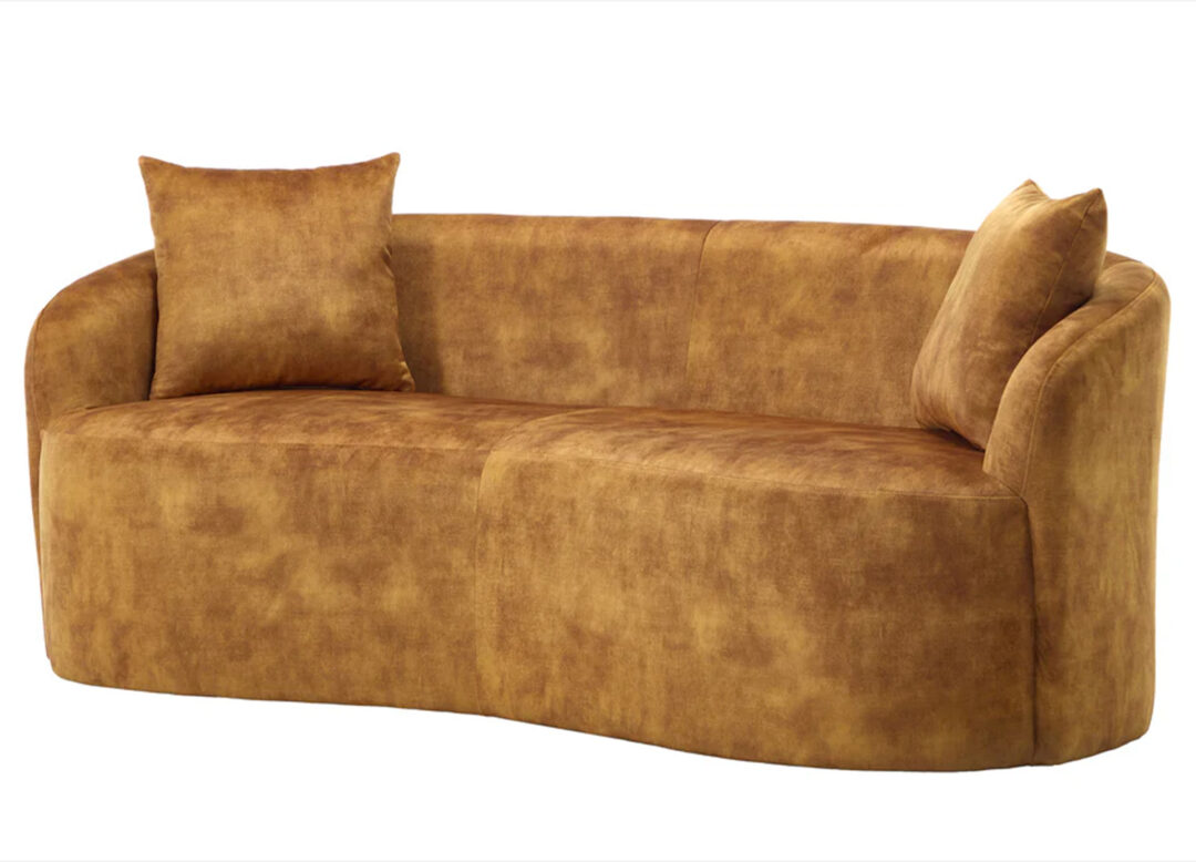 Canapé SOLANE 2 places en velours jaune moutarde avec deux coussins sur fond blanc