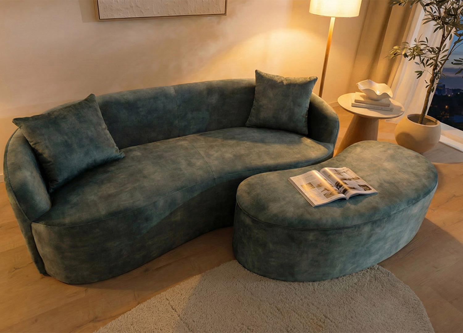 Canapé SOLANE bleu pétrole dans un salon chic avec miroir doré et mobilier en bois foncé