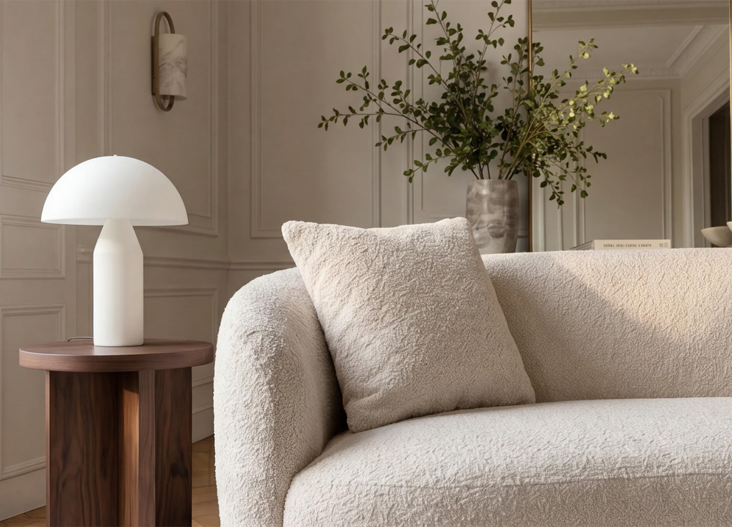 Canapé SOLANE 180 cm en bouclé beige avec détail du coussin et de l’accoudoir arrondi