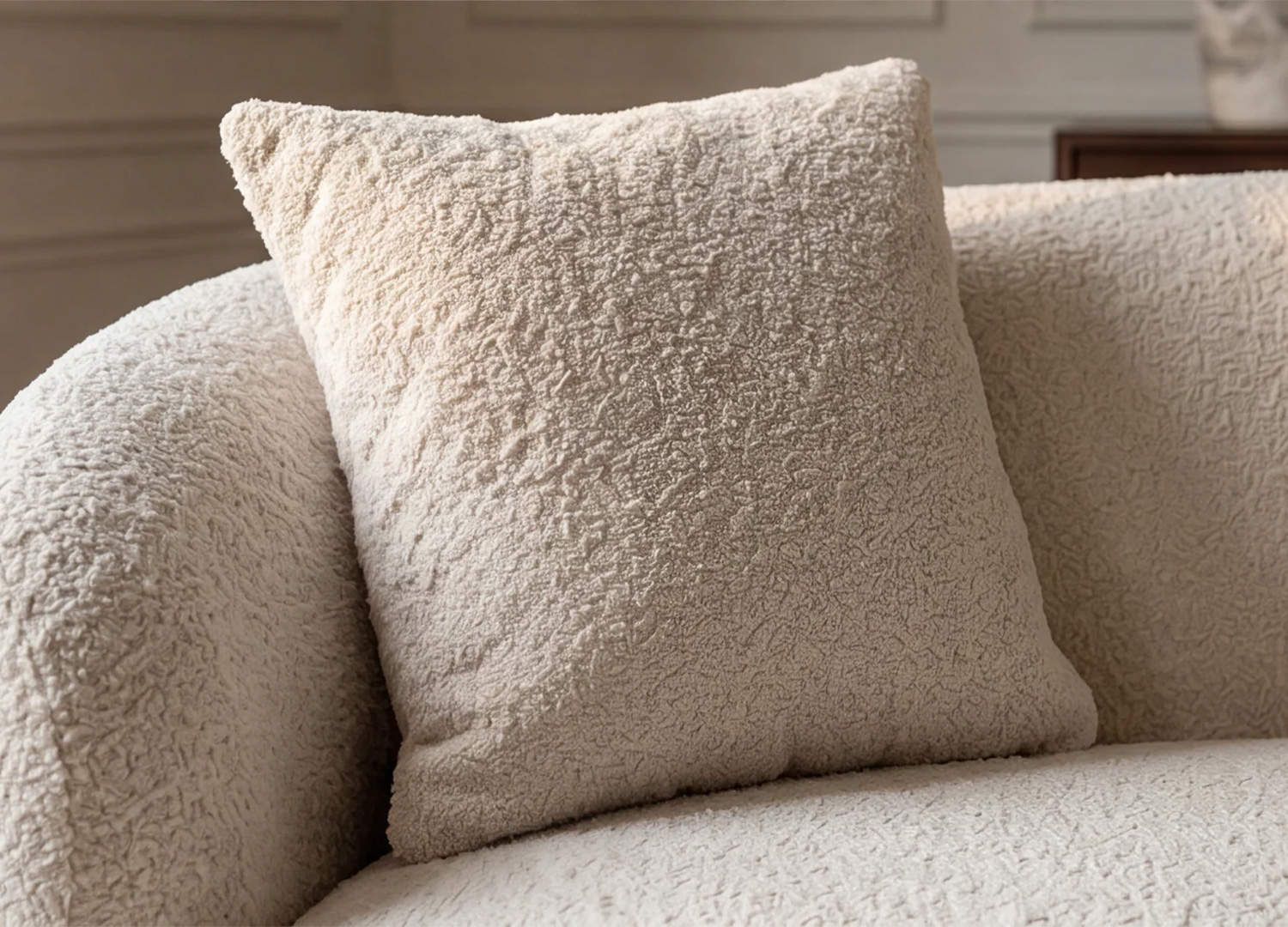 Zoom sur la matière bouclé beige champagne du canapé SOLANE