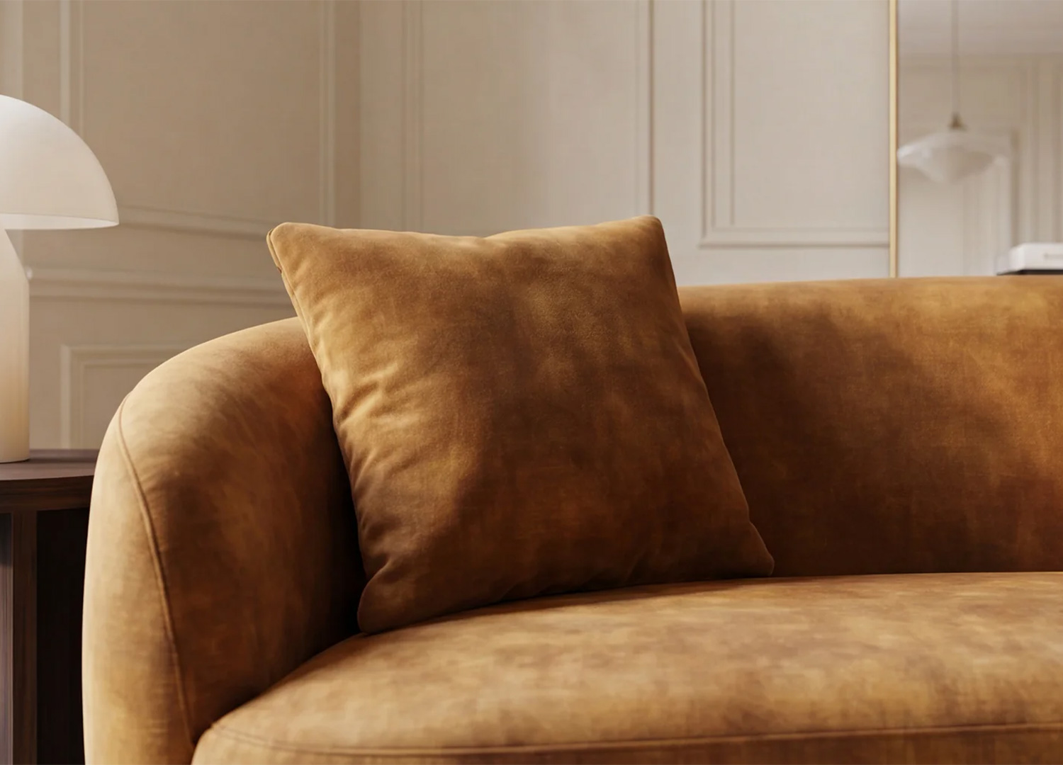 Canapé SOLANE en velours moutarde avec deux coussins décoratifs assortis
