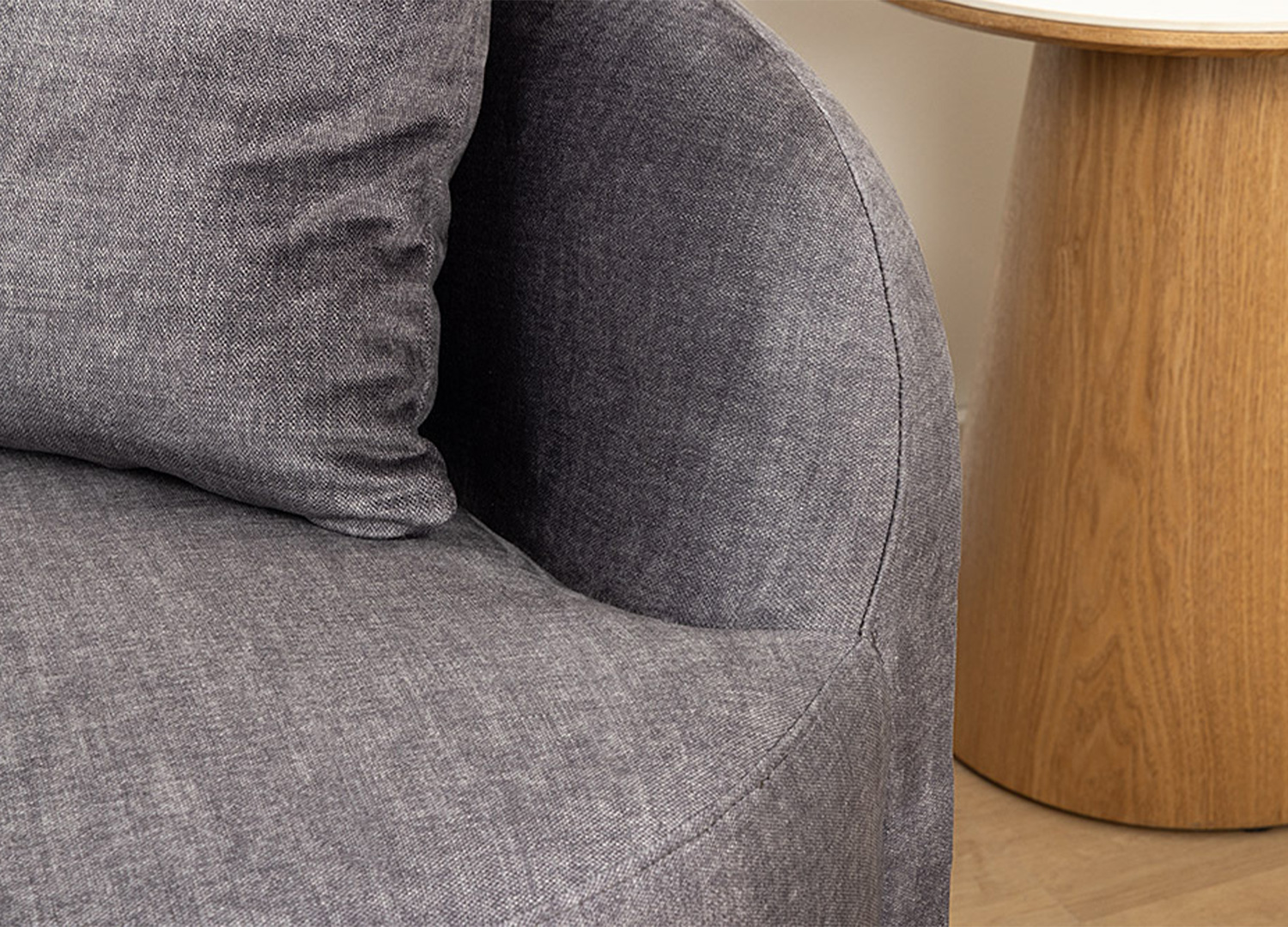 Zoom sur le revêtement velours gris graphite et l’accoudoir du canapé SOLANE