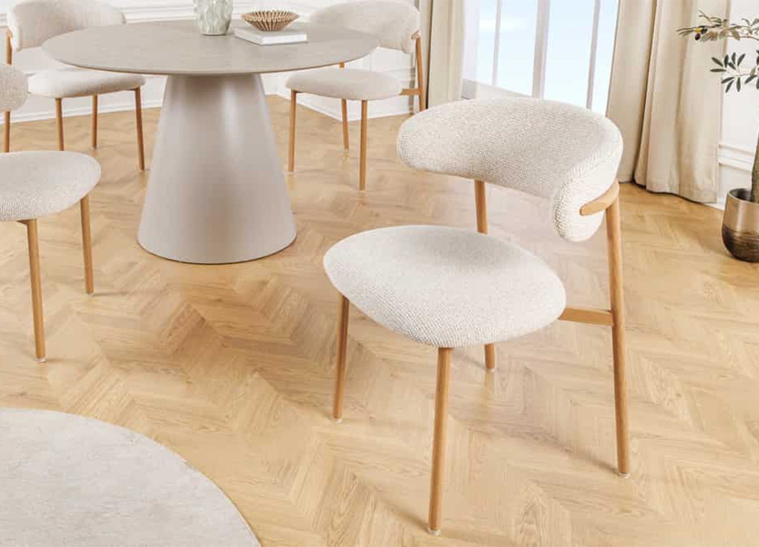 Chaise de salle à manger ALBANE en tissu texturé beige avec structure effet chêne clair dans un intérieur lumineux