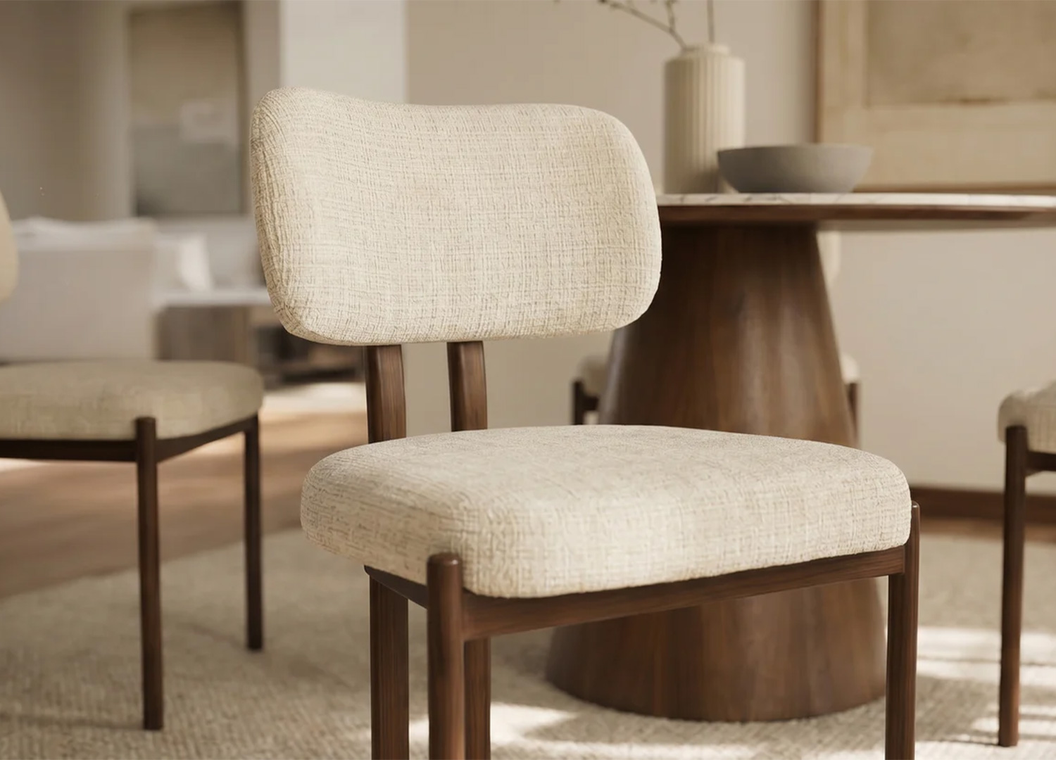 Chaise de salle à manger AVELINE en chenille beige crème avec structure brune effet noyer