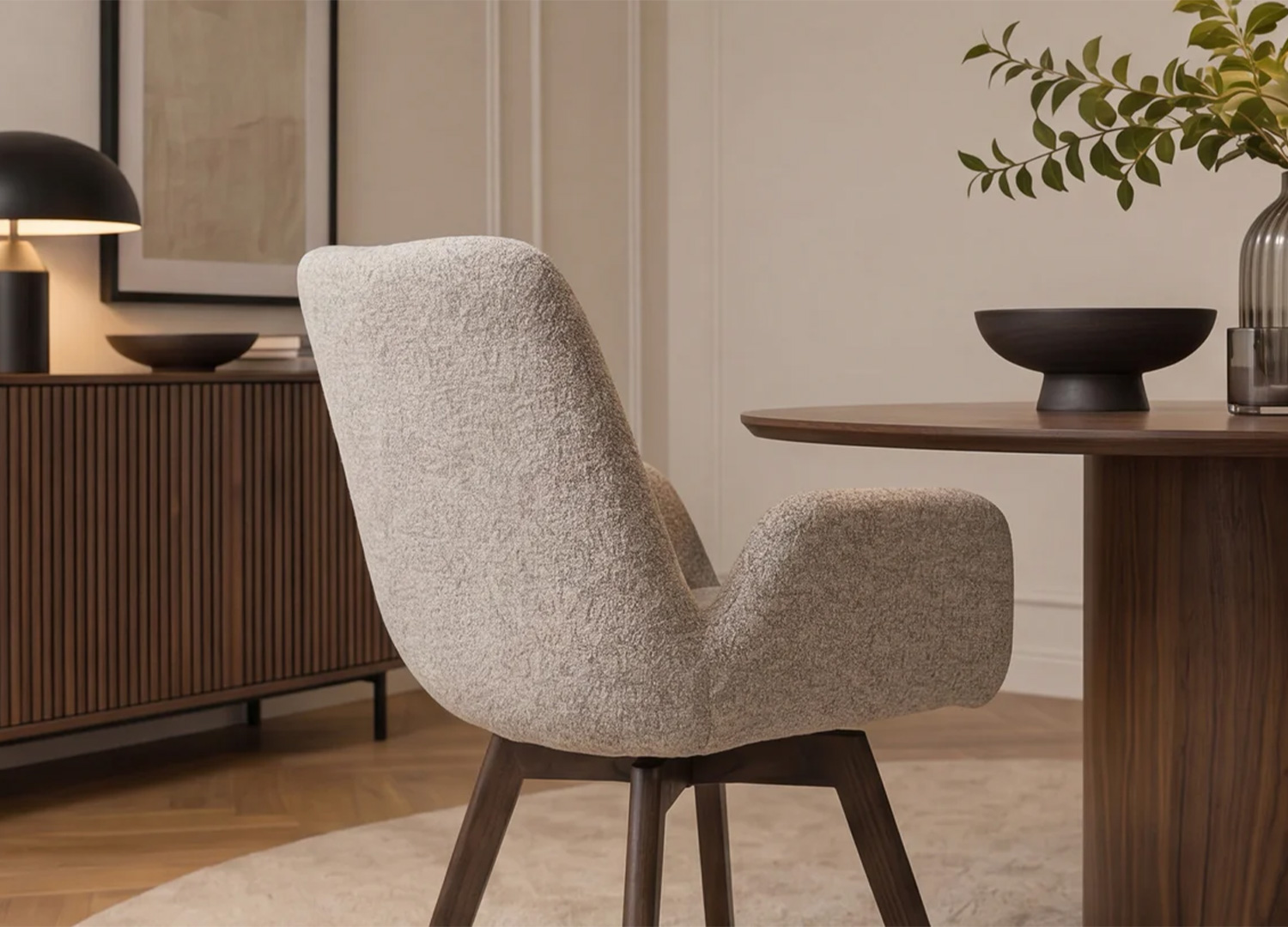 Vue de dos de la chaise pivotante LIORA en bouclé taupe avec pieds en bois foncé