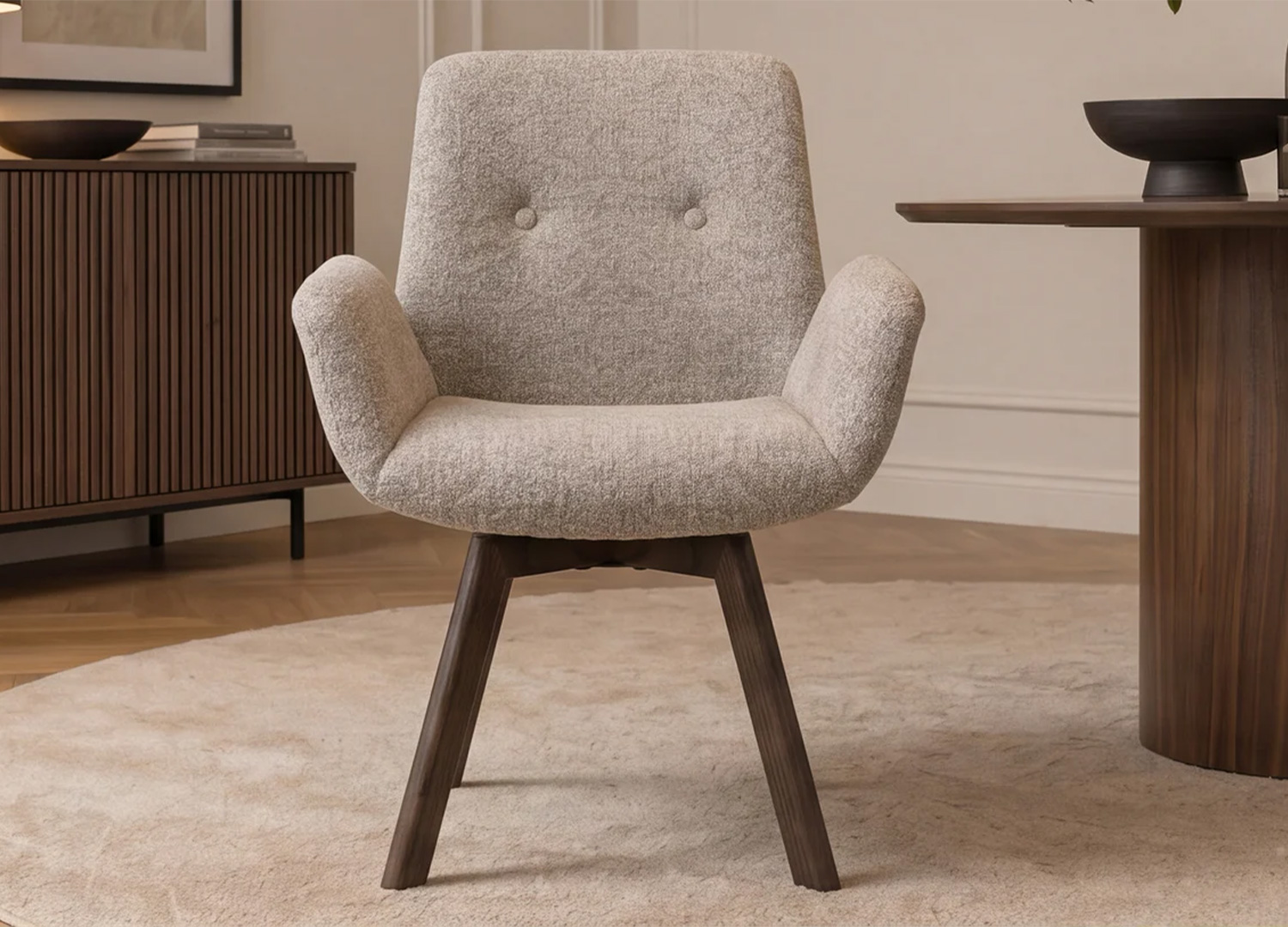 Vue de face de la chaise LIORA en tissu bouclé taupe avec accoudoirs rembourrés