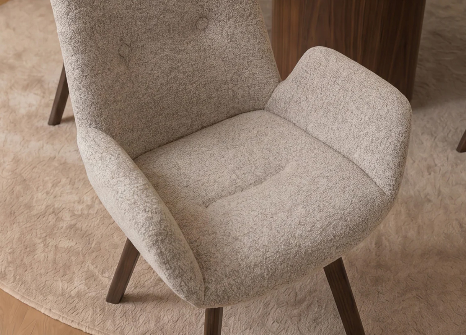 Zoom sur l’assise rembourrée de la chaise LIORA en bouclé taupe