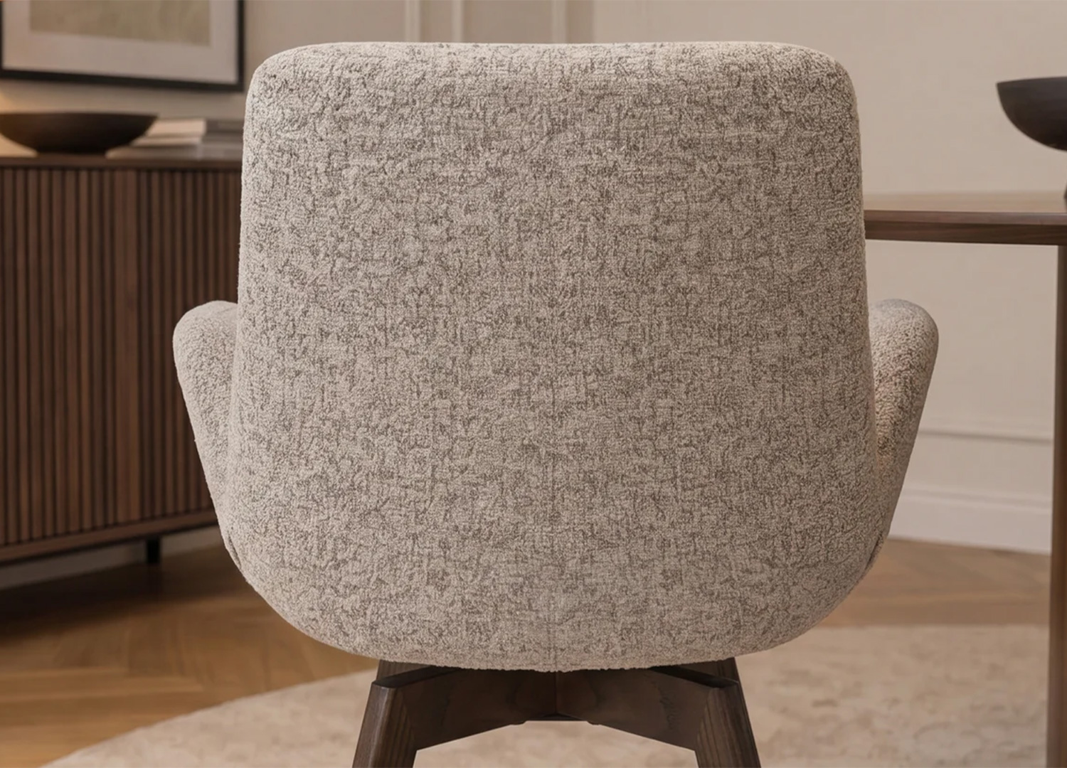Zoom sur le tissu bouclé effet tweed taupe de la chaise pivotante LIORA