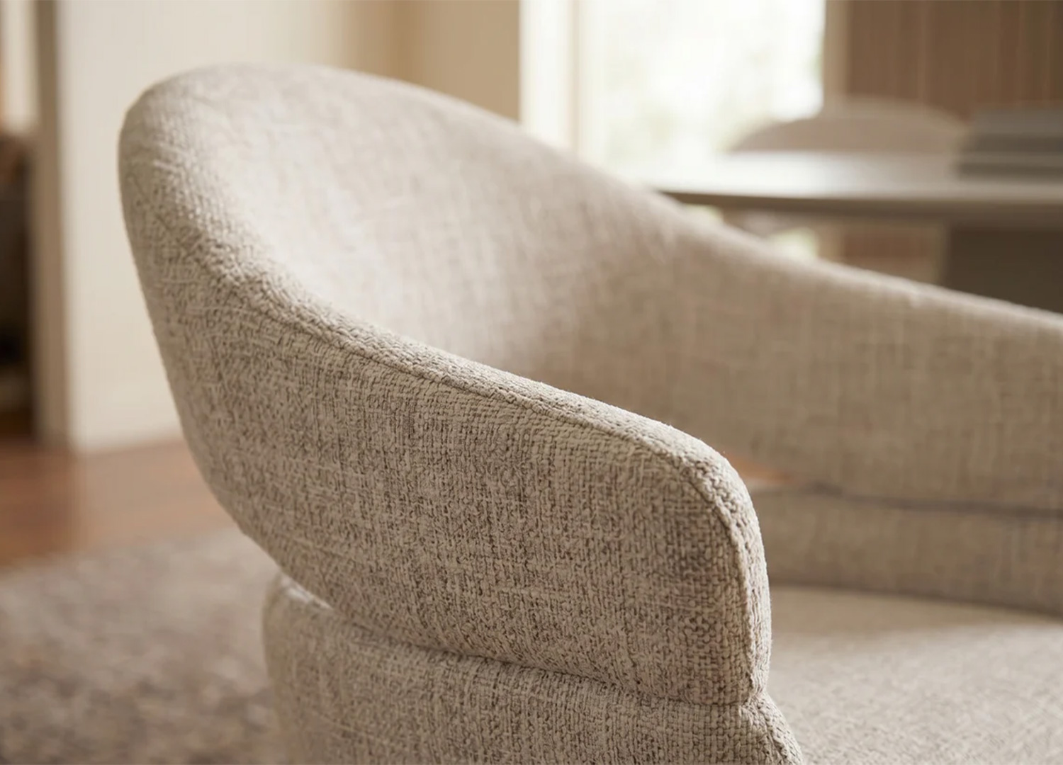 Détail du tissu chenille beige texturé de la chaise pivotante NÉLIA