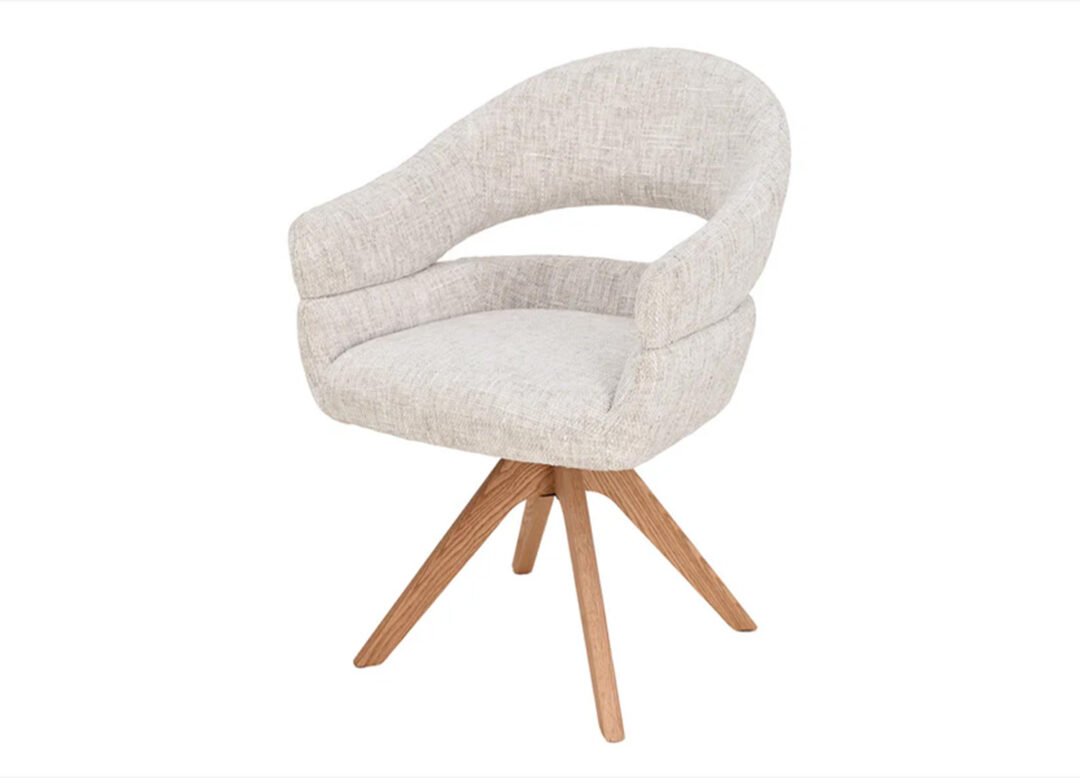 Chaise pivotante NÉLIA en tissu chenille beige avec piètement étoile en chêne sur fond blanc