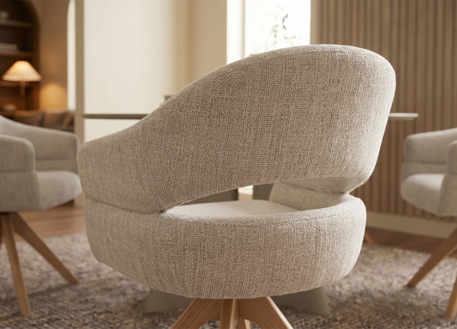 Vue arrière de la chaise pivotante NÉLIA avec coque enveloppante en chenille beige