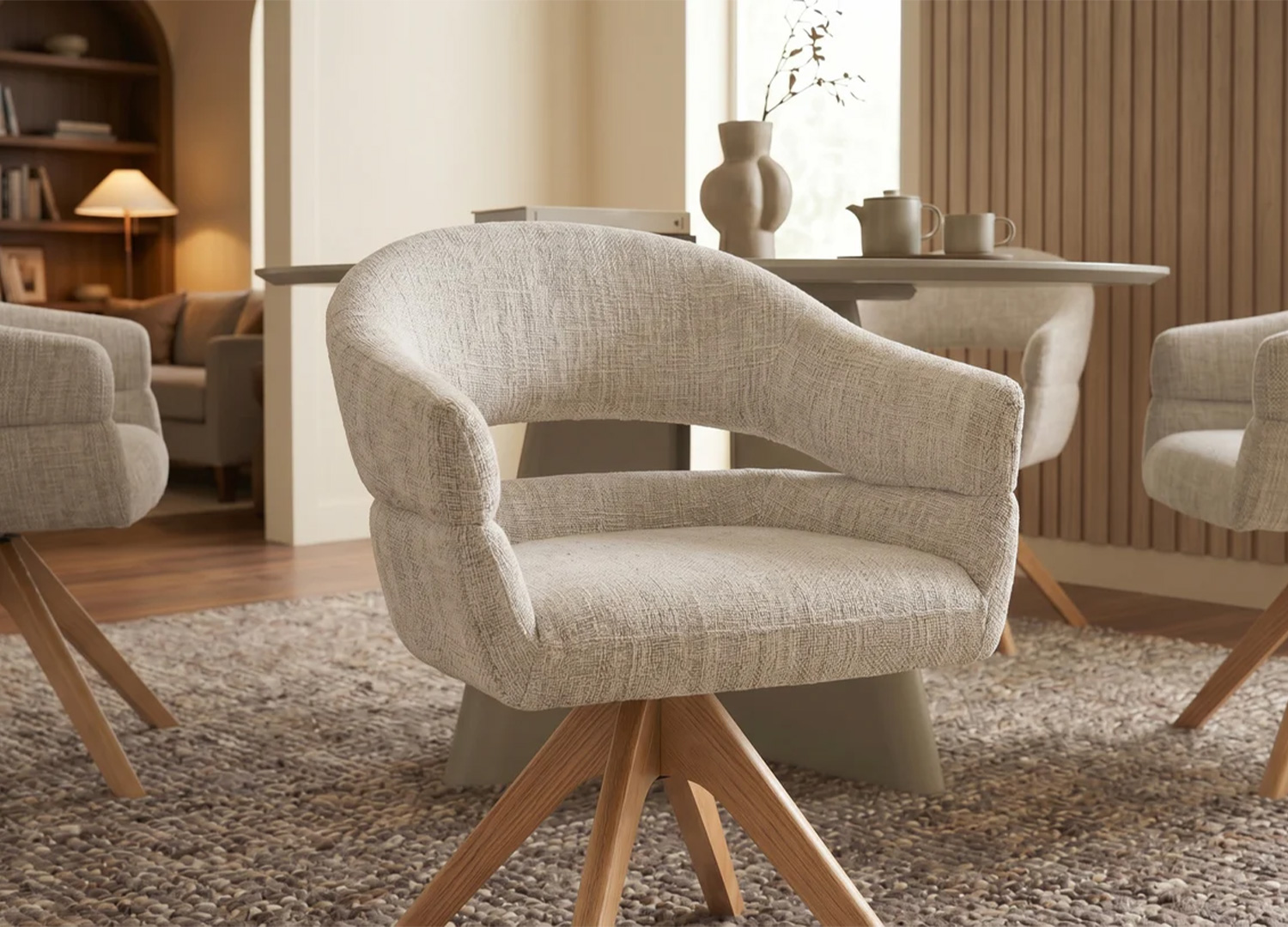 Chaise pivotante NÉLIA en chenille beige et chêne naturel dans une salle à manger contemporaine