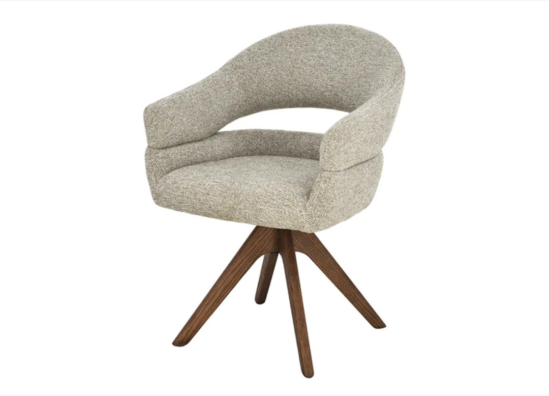 Chaise pivotante NÉLIA taupe beige avec piètement finition noyer sur fond blanc