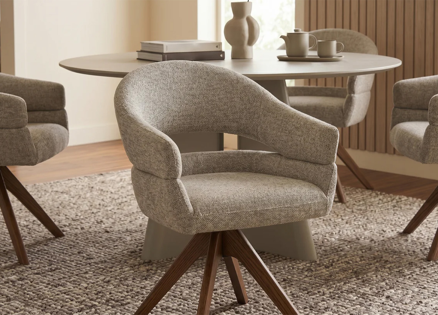 Chaise pivotante avec dossier arrondi