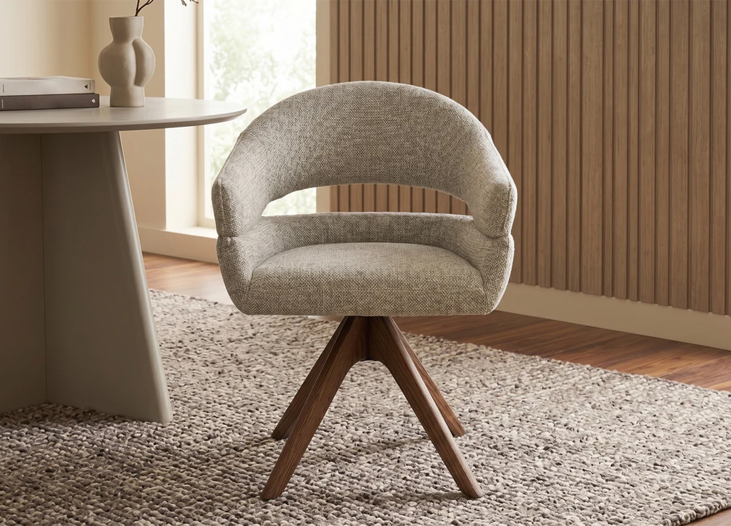 Vue de face de la chaise pivotante NÉLIA taupe beige avec piètement étoile noyer