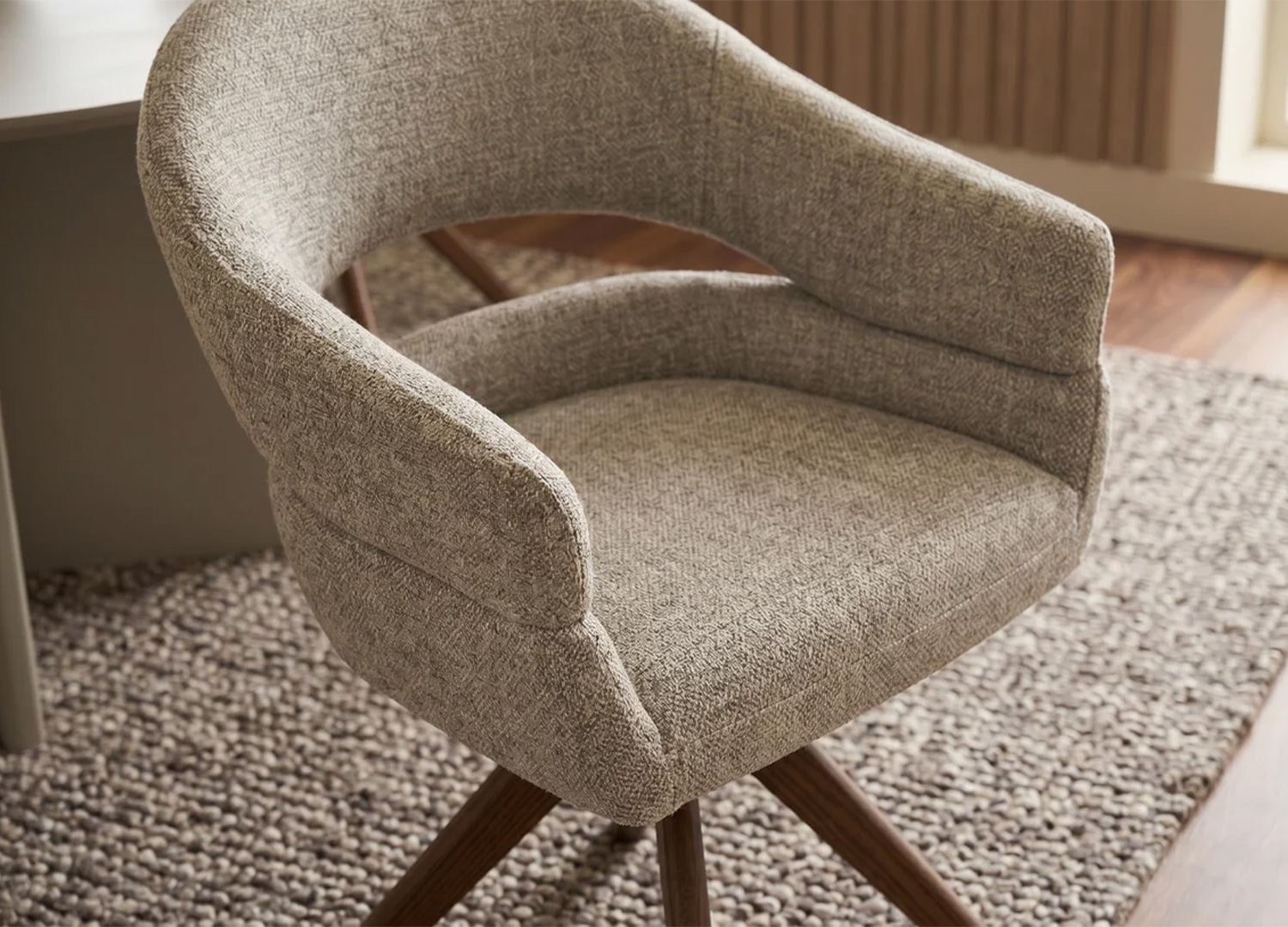 Vue plongeante de la chaise pivotante NÉLIA en tissu structuré taupe beige