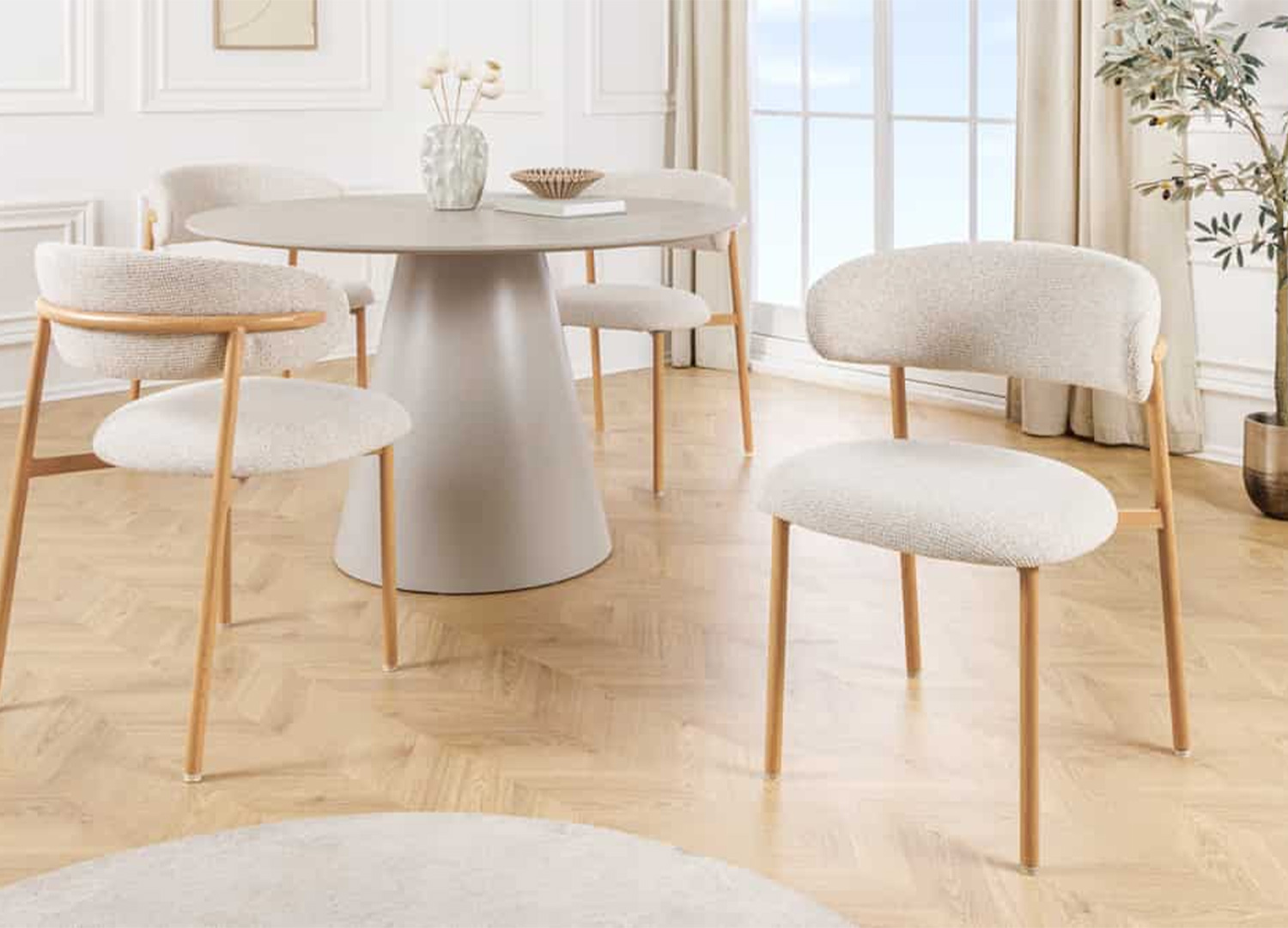 Chaises ALBANE beige clair avec dossier enveloppant et structure effet chêne dans une salle à manger contemporaine