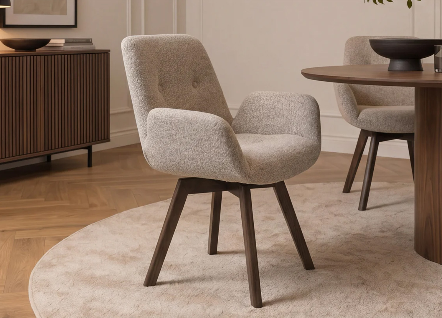 Chaises LIORA en bouclé taupe autour d’une table ronde dans une salle à manger chaleureuse