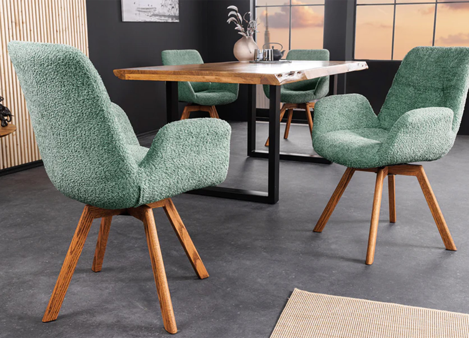 Chaises LIORA vert menthe autour d’une table en bois massif dans une salle à manger moderne