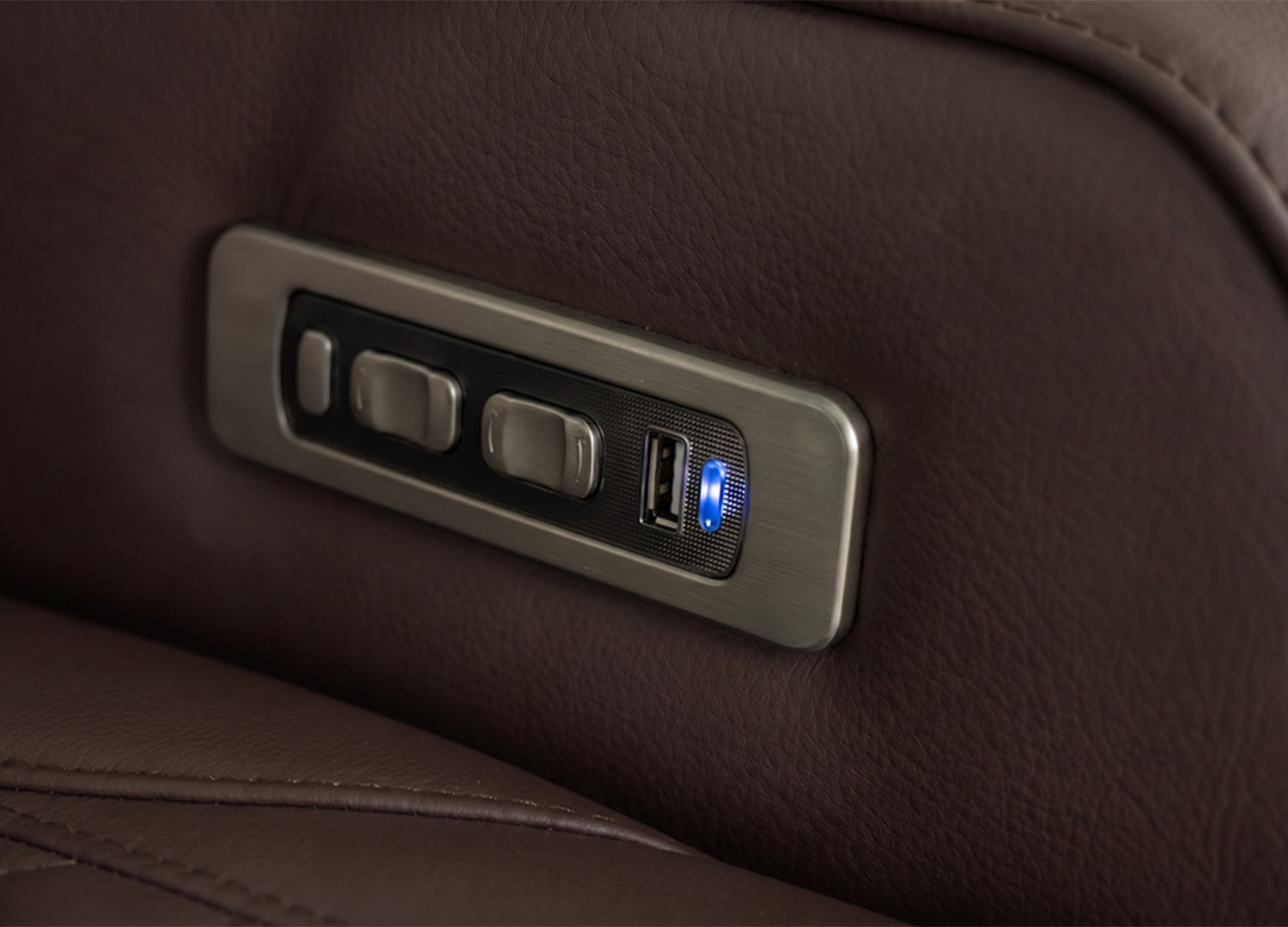 Commandes électriques avec ports USB et USB-C intégrés à l’accoudoir du fauteuil cinéma ÉVORIA marron