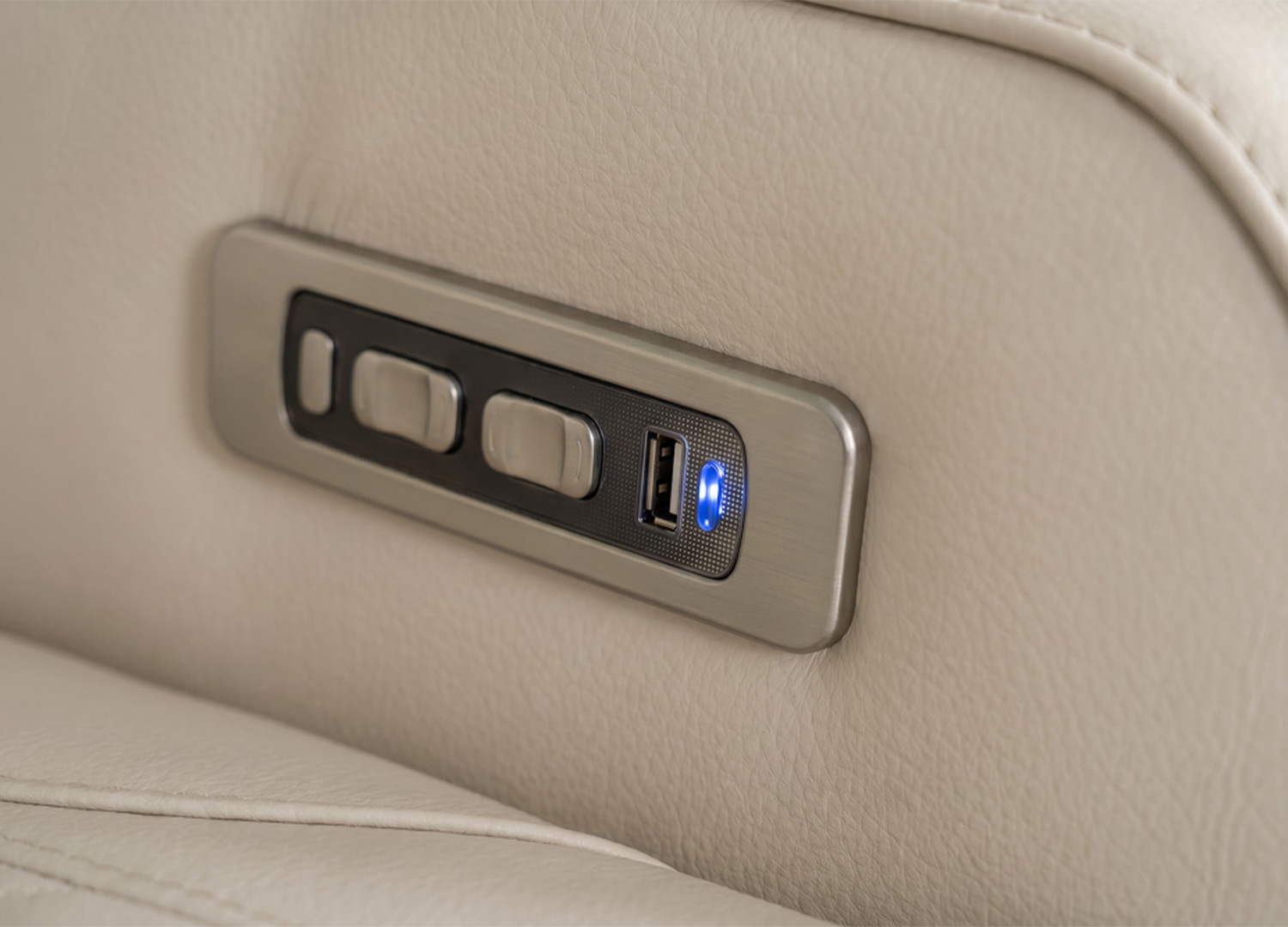 Commandes électriques avec ports USB et USB-C intégrés à l’accoudoir du fauteuil cinéma ÉVORIA