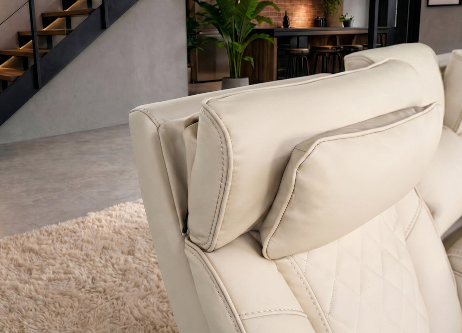 Détail des coussins appuie-tête rembourrés du fauteuil cinéma électrique ÉVORIA beige