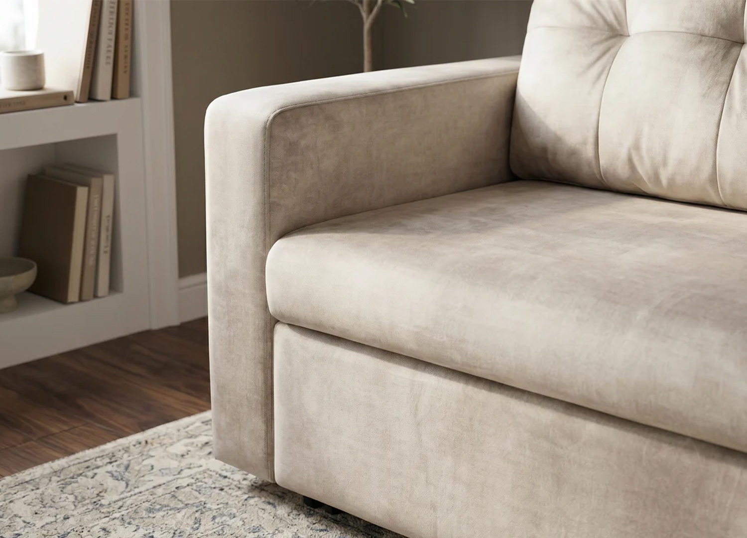 Détail de l’assise et de l’accoudoir gauche du canapé NOÉMIE en velours champagne beige